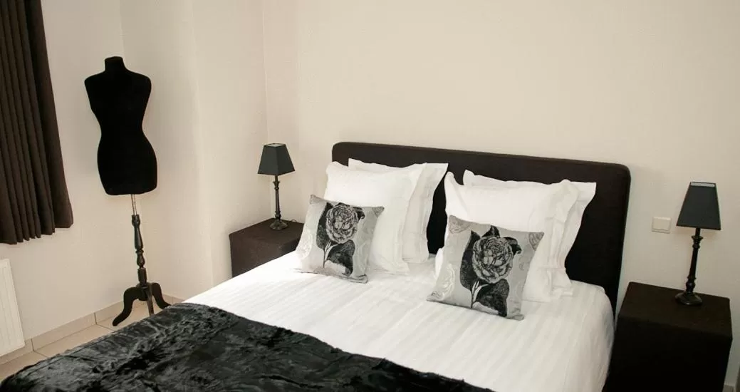 Two-Bedroom Apartment (4 Adults) with Harbor View in Hotel du Bassin