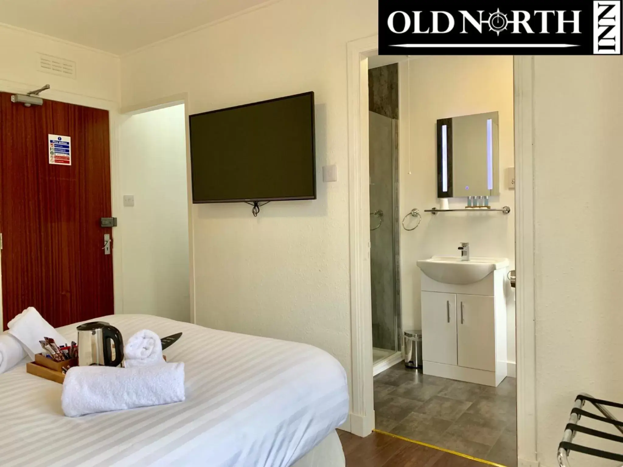 Bathroom, Bed in Old North Inn Hotel, Inverness