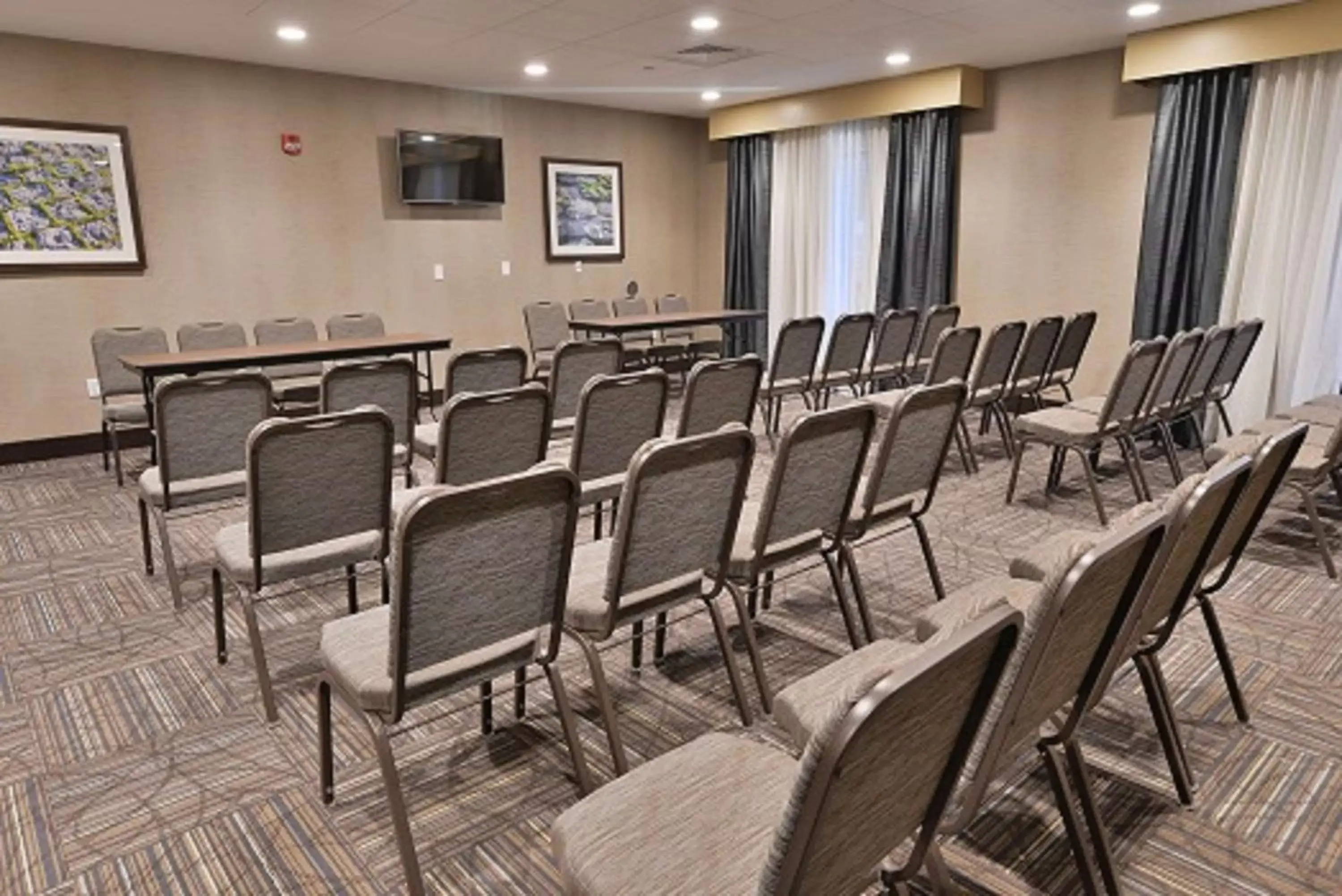 Meeting/conference room in Hampton Inn & Suites Chippewa Falls