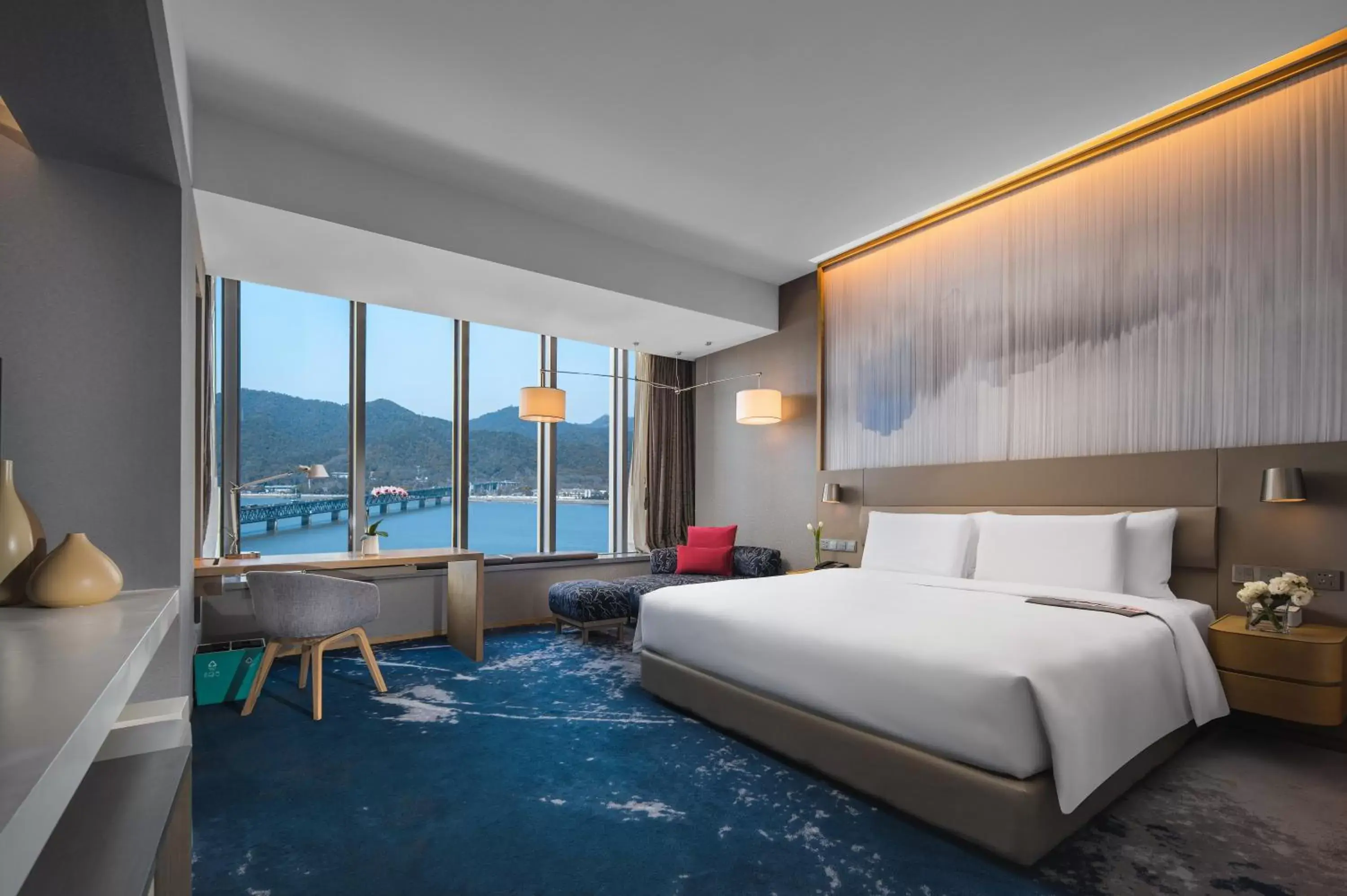 Bedroom, Mountain View in Le Meridien Hangzhou, Binjiang