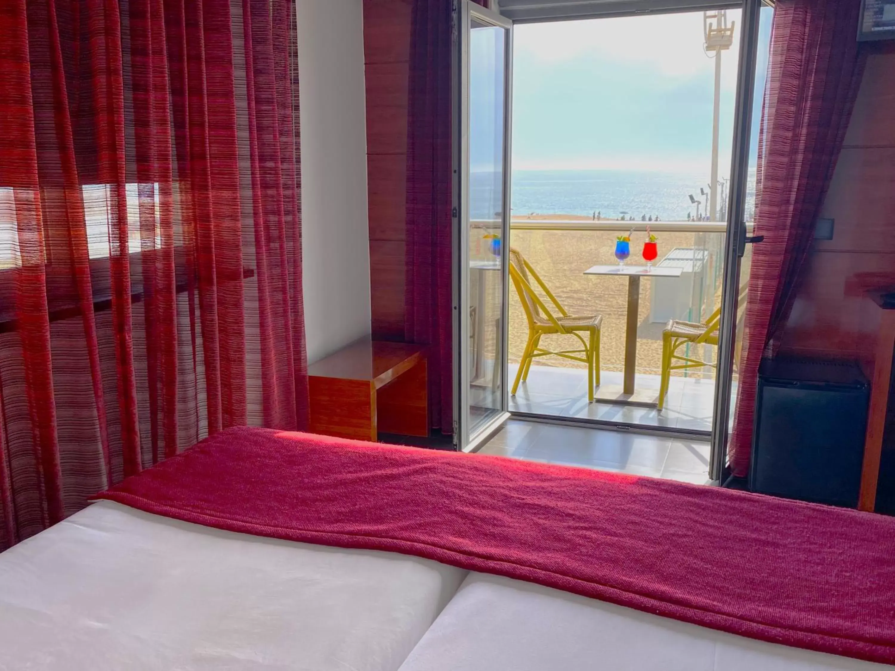 Balcony/Terrace, Bed in Hotel Oceano