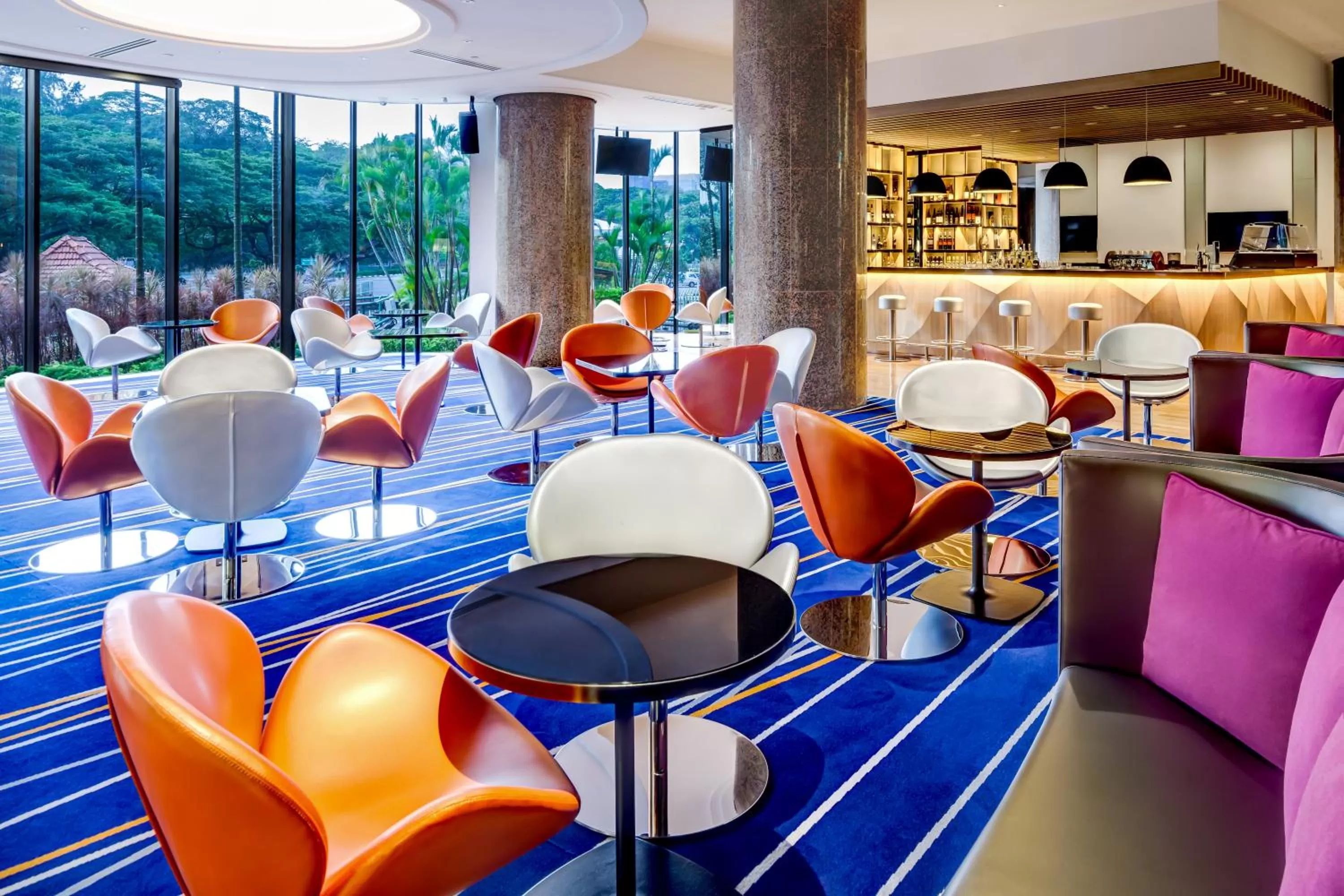 Lounge or bar in Holiday Inn Singapore Atrium by IHG