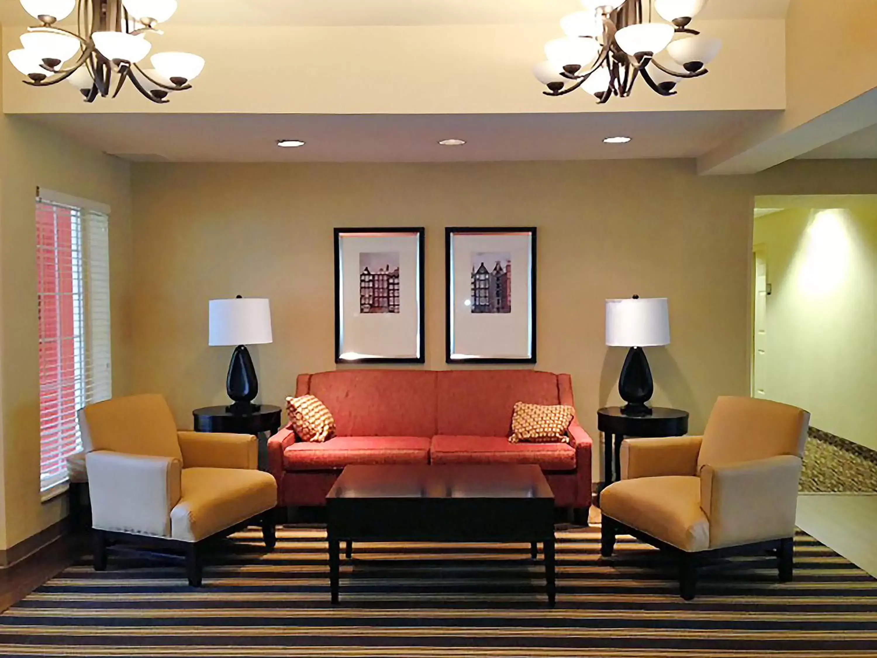 Communal lounge/ TV room, Seating Area in Extended Stay America Suites - Kansas City - Airport - Tiffany Springs