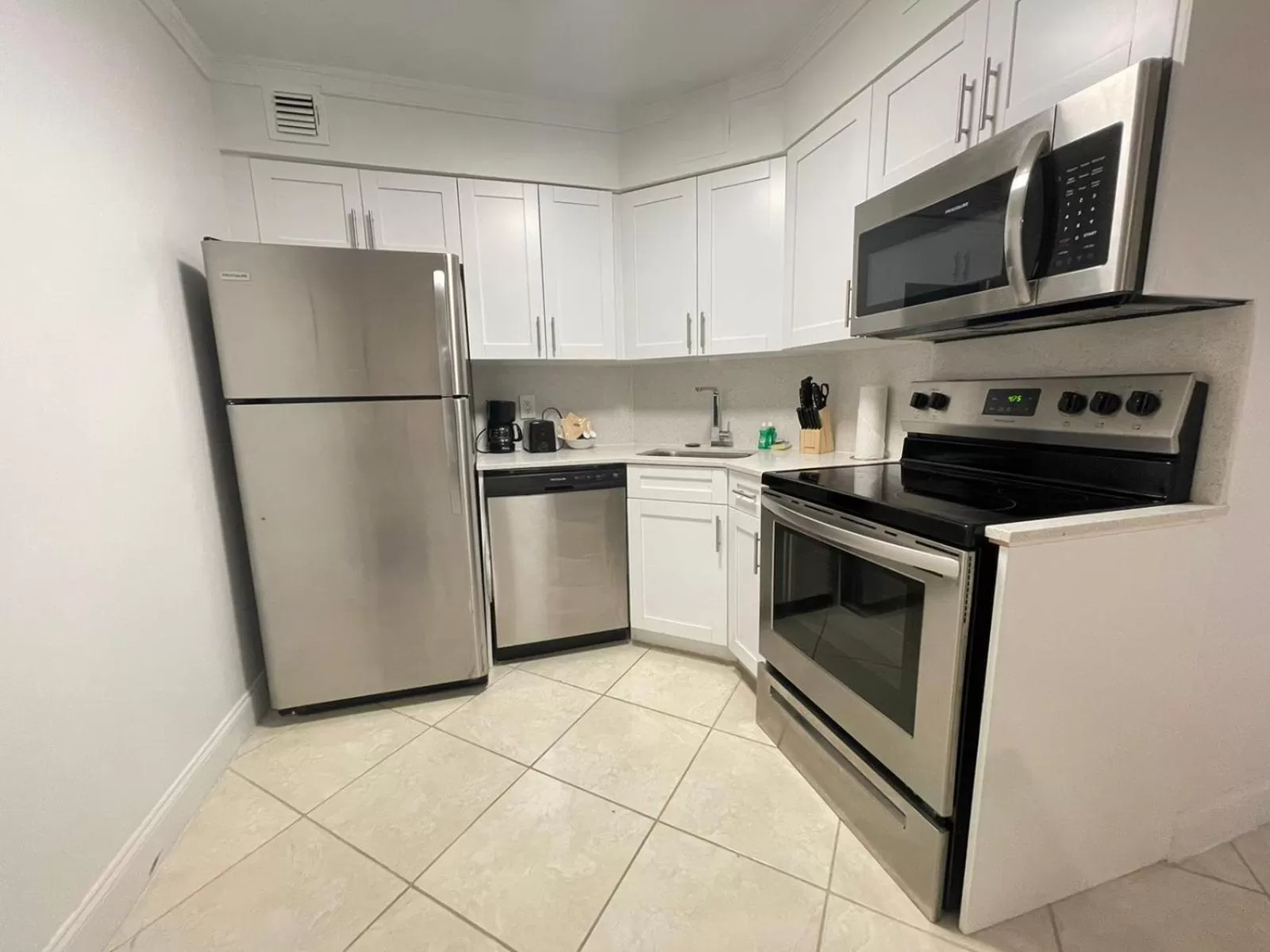 kitchen, Kitchen/Kitchenette in The Alexander Beach Residences