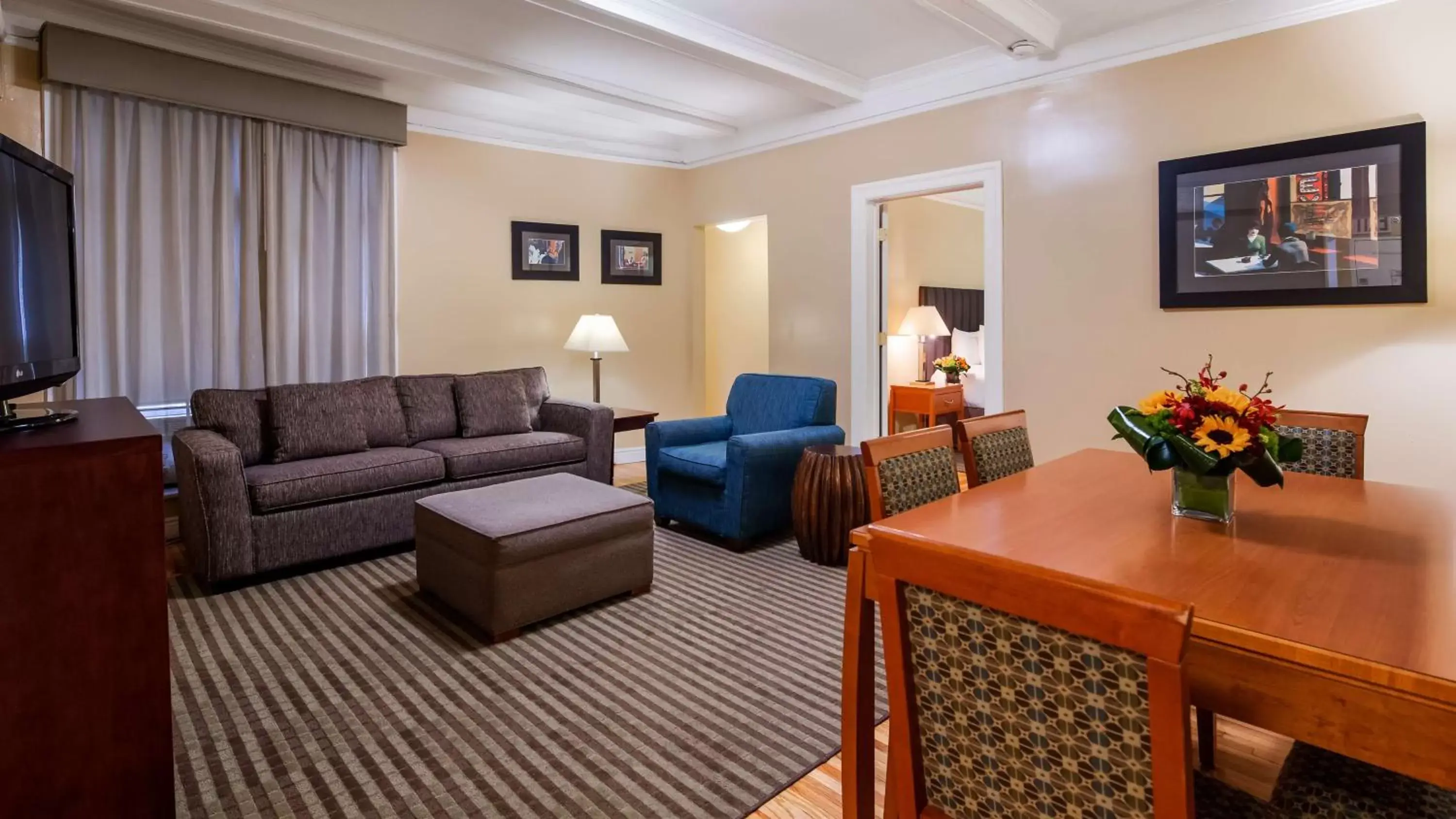 Photo of the whole room, Seating Area in Best Western Plus Hospitality House Suites