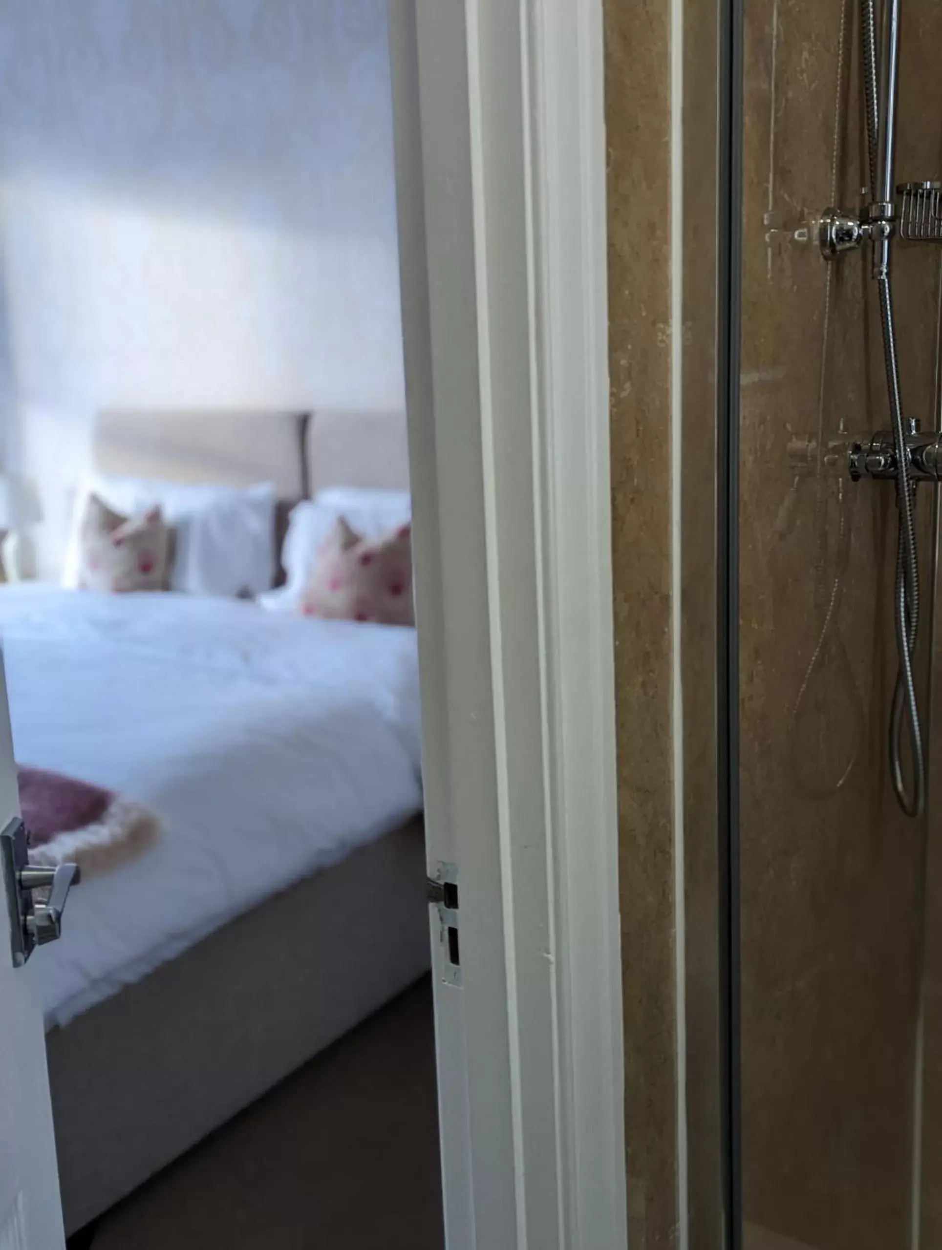 Bathroom, Bed in Clarence House