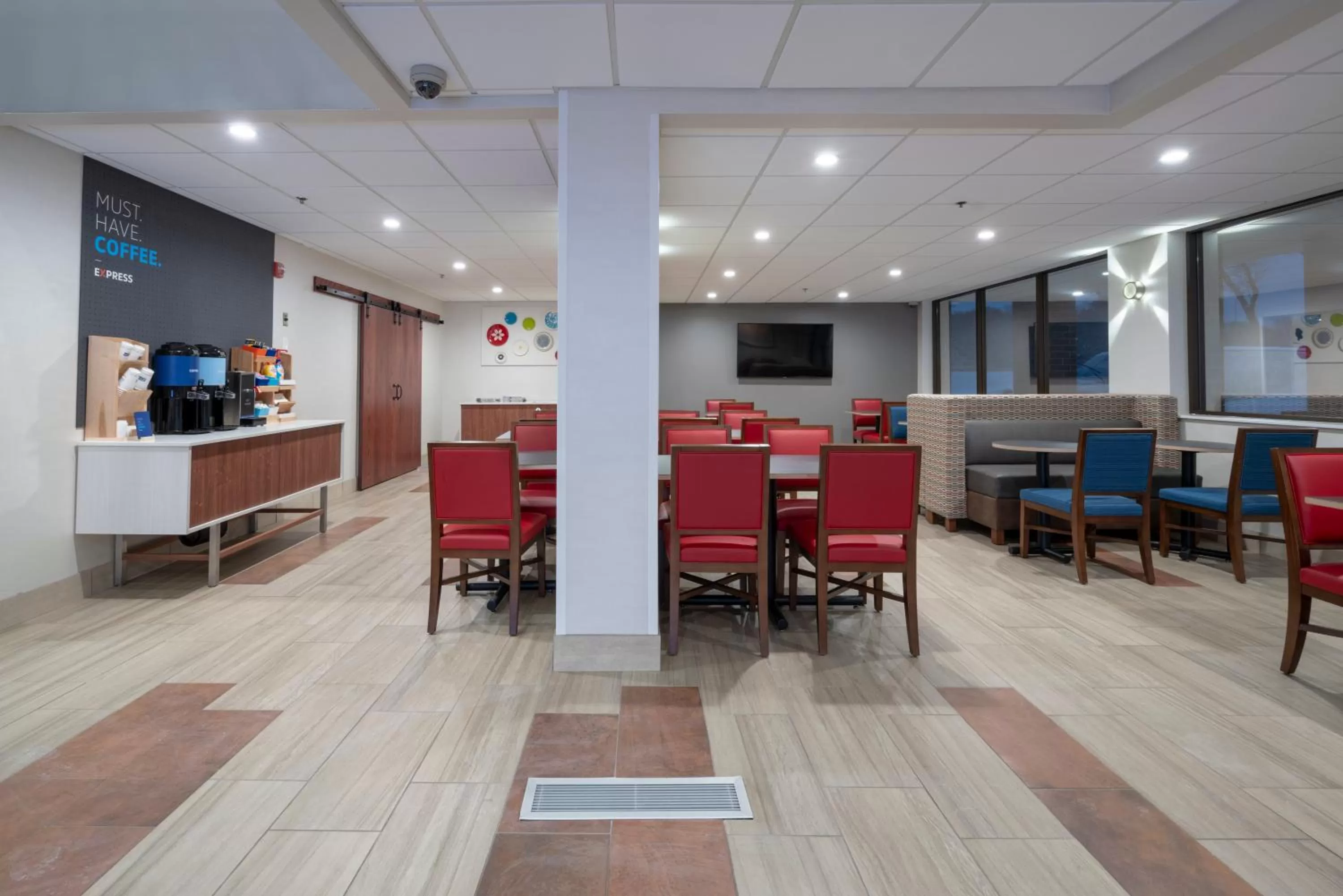 Breakfast in Holiday Inn Express Hotel & Suites Coon Rapids - Blaine Area by IHG