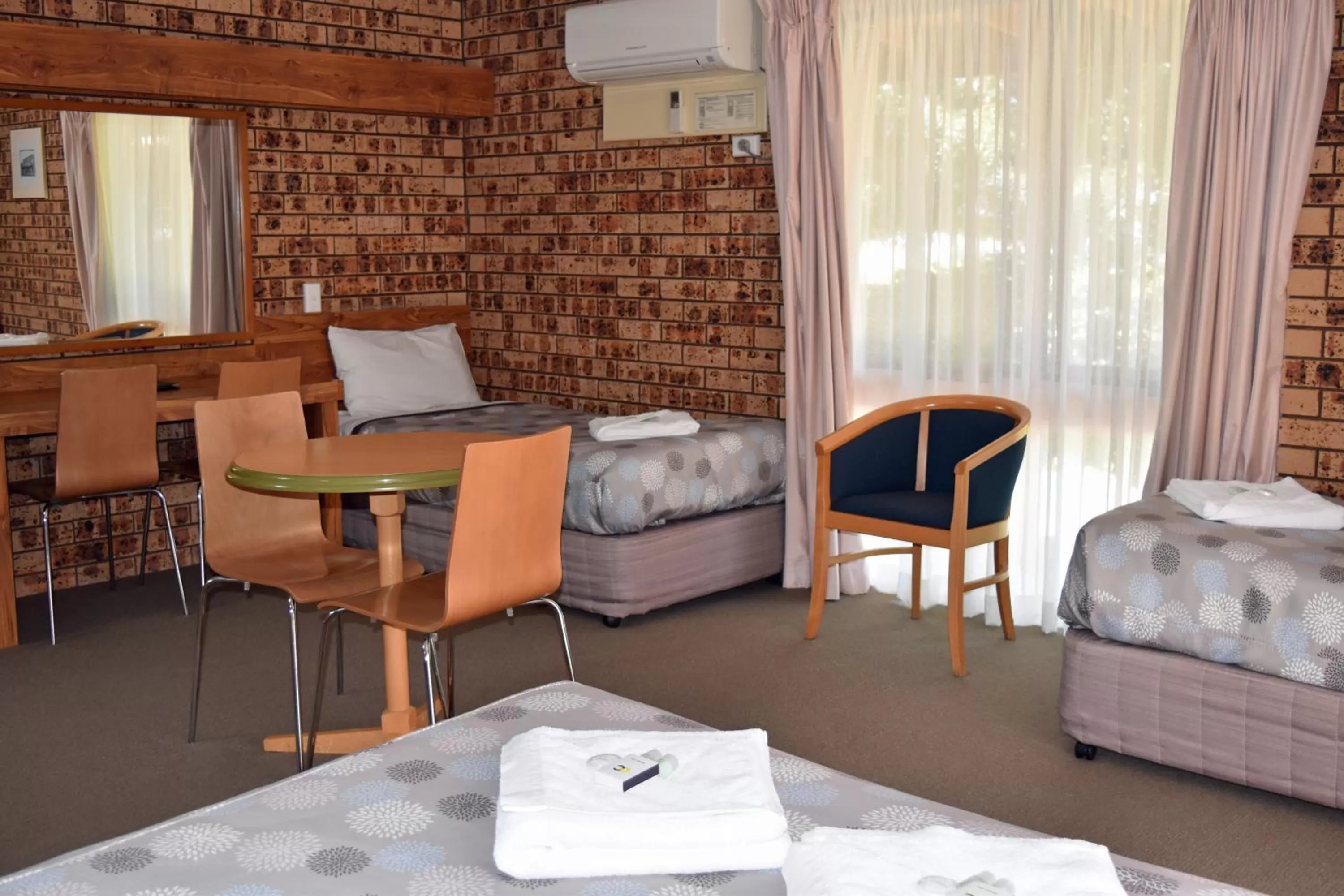 Ten Dollar Town Motel