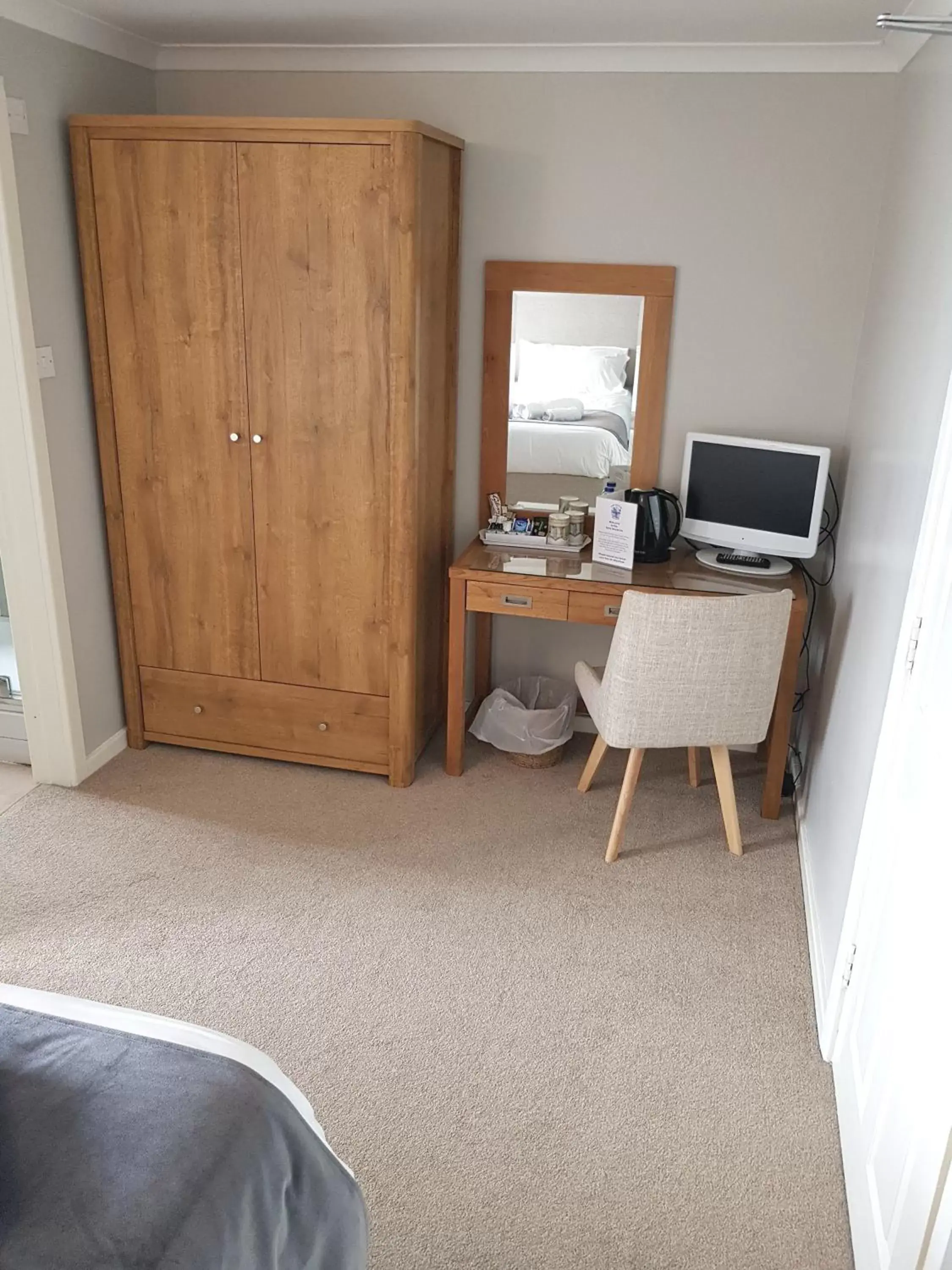 Bedroom, TV/Entertainment Center in Ferry House Inn