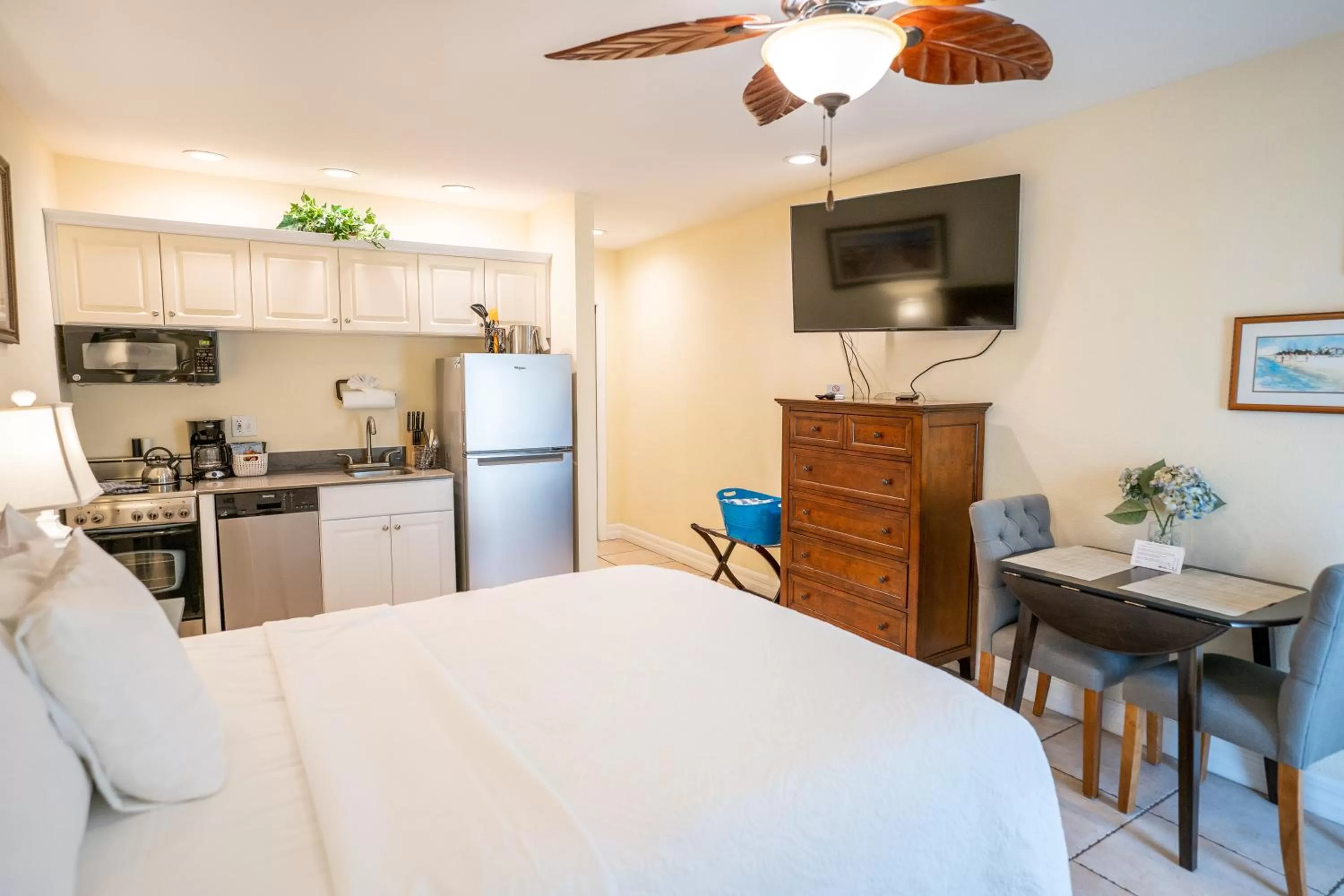 Bed in The Capri at Siesta