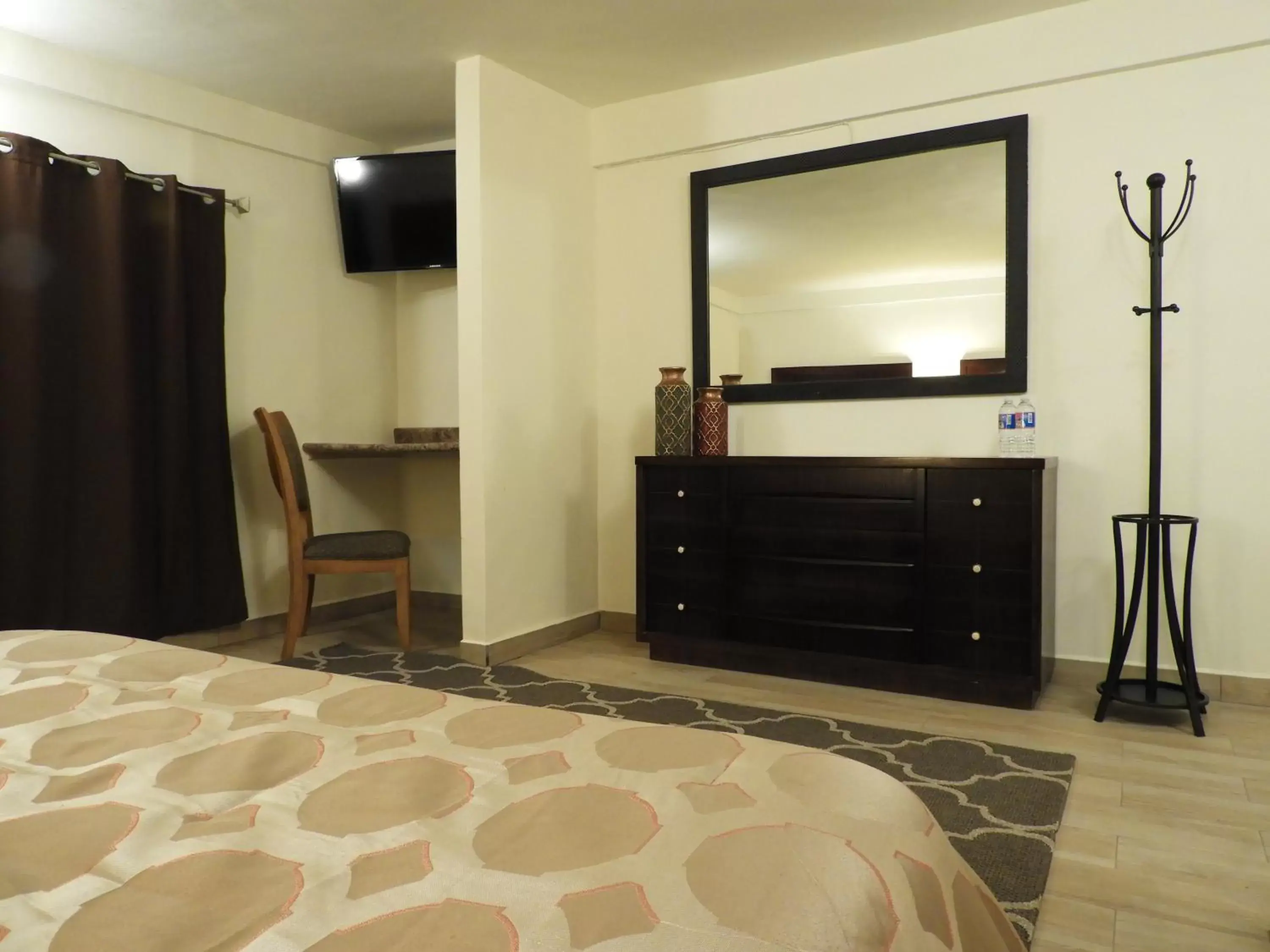 Bed, TV/Entertainment Center in Casona San Cayetano Suites & Lofts by Lunian