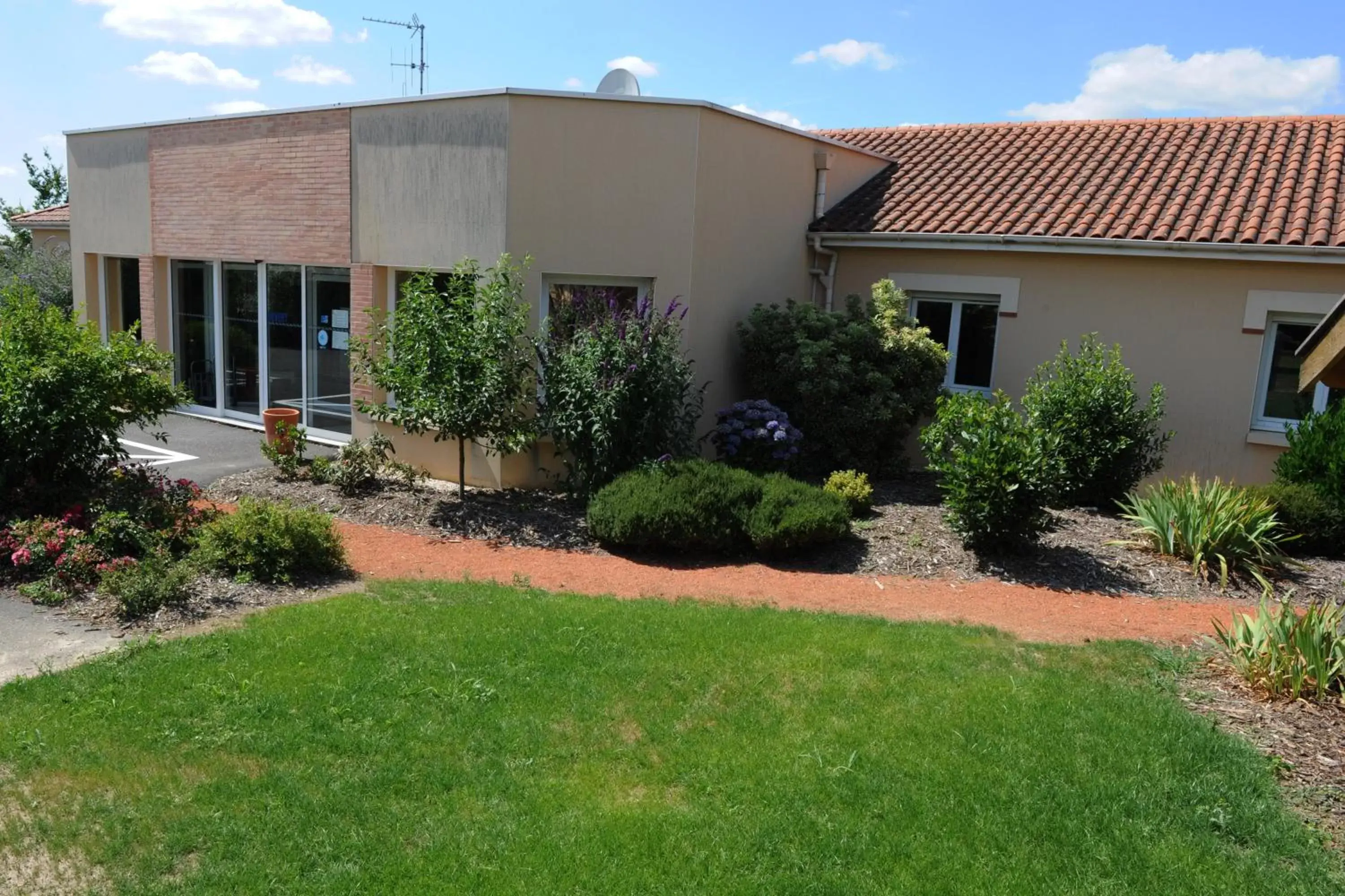 Garden, Property Building in The Originals City, Hôtel La Closerie, Nantes Nord (Inter-Hotel)