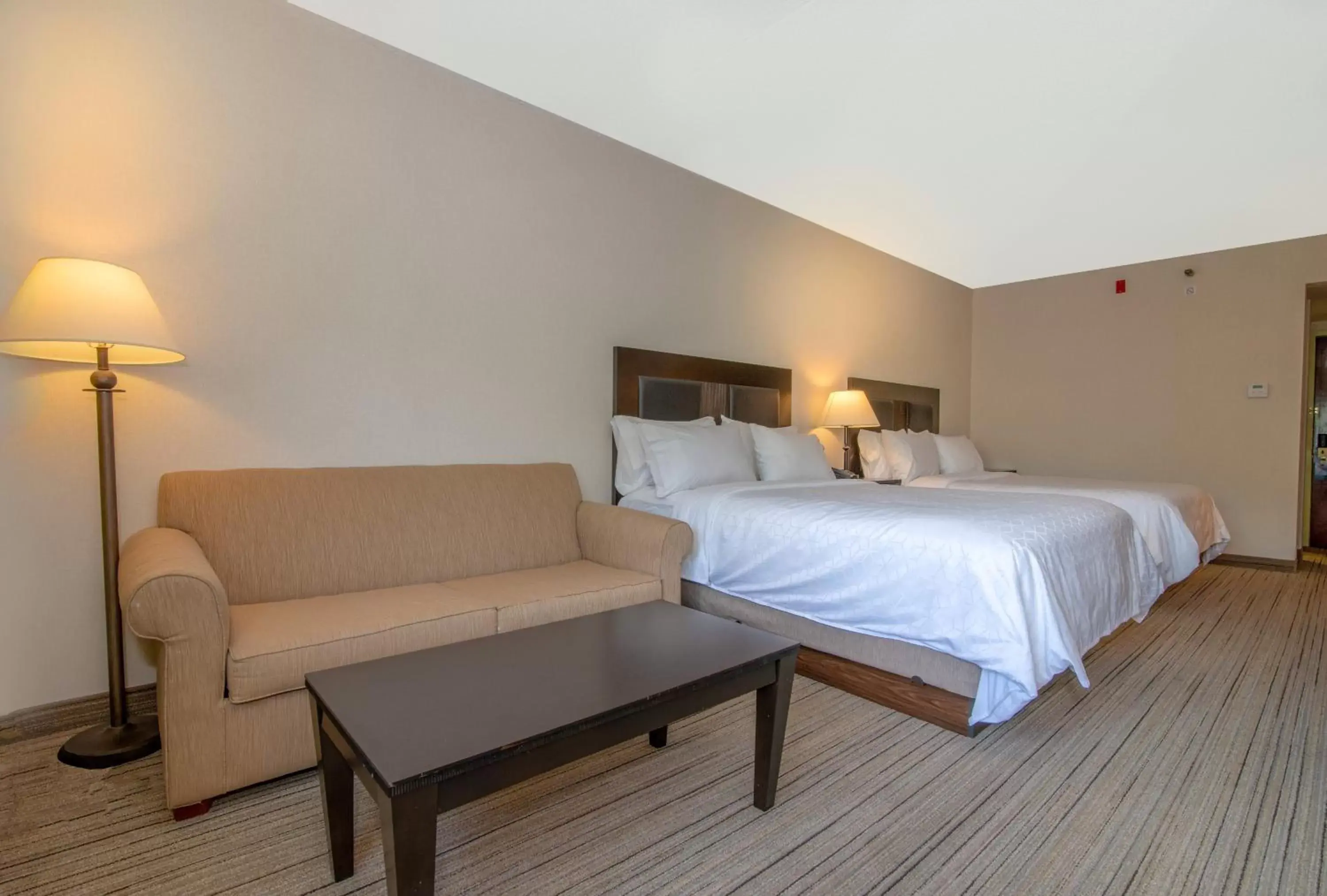 Bed in Holiday Inn Express Stony Brook-Long Island, an IHG Hotel
