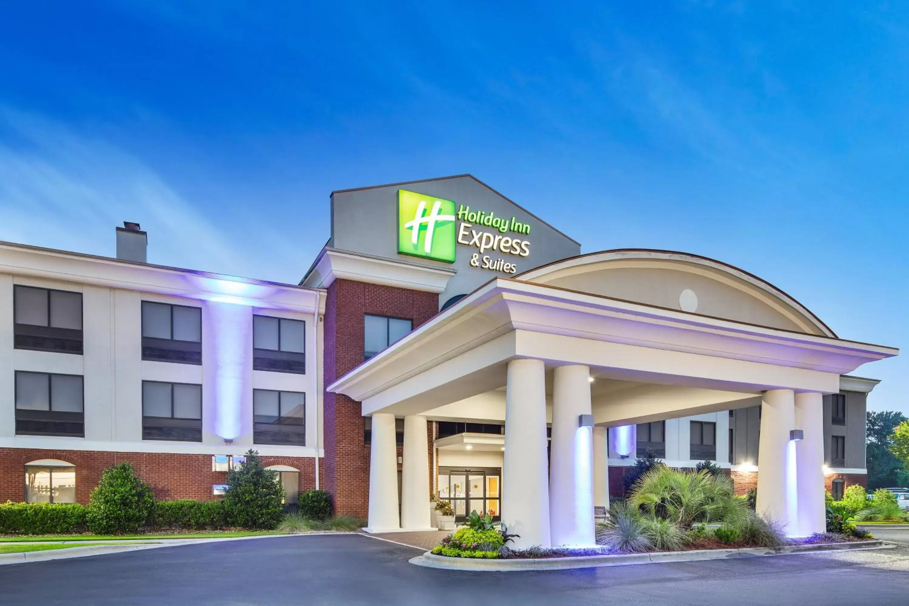 Property Building in Holiday Inn Express & Suites - Hardeeville-Hilton Head, an IHG Hotel