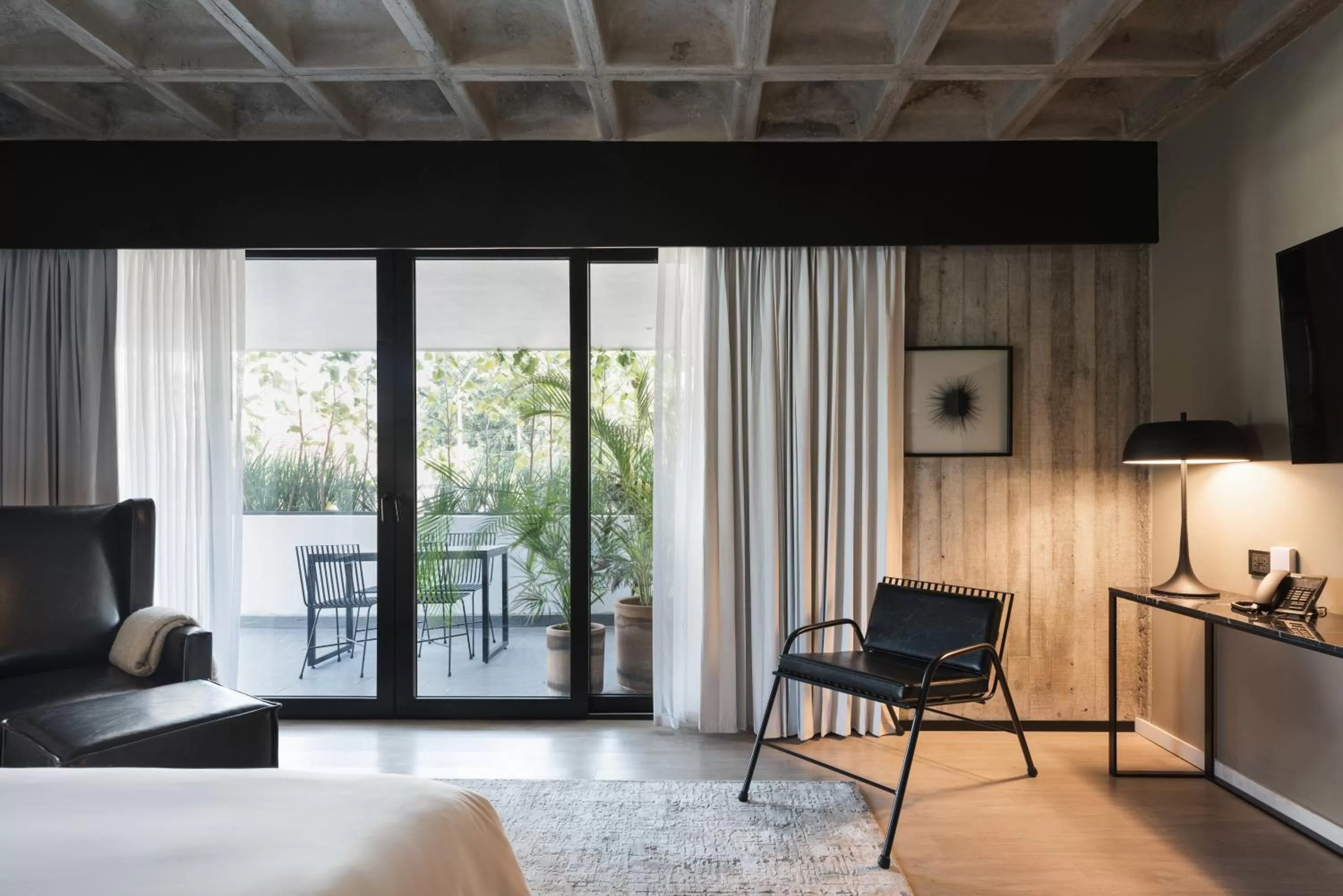 Living room, Bed in Bellwort Hotel