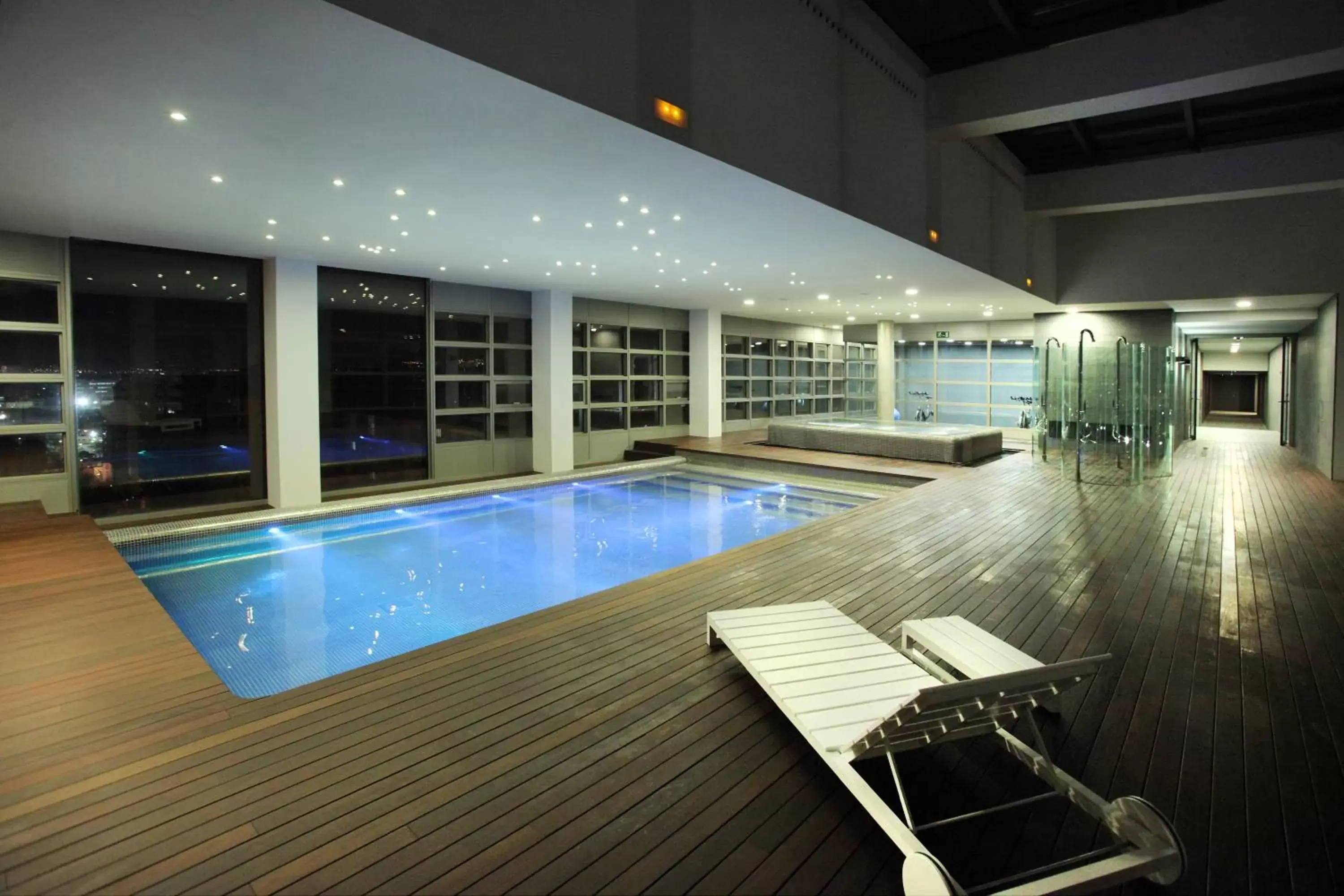 Spa and wellness centre/facilities, Swimming Pool in Hotel Reina Petronila
