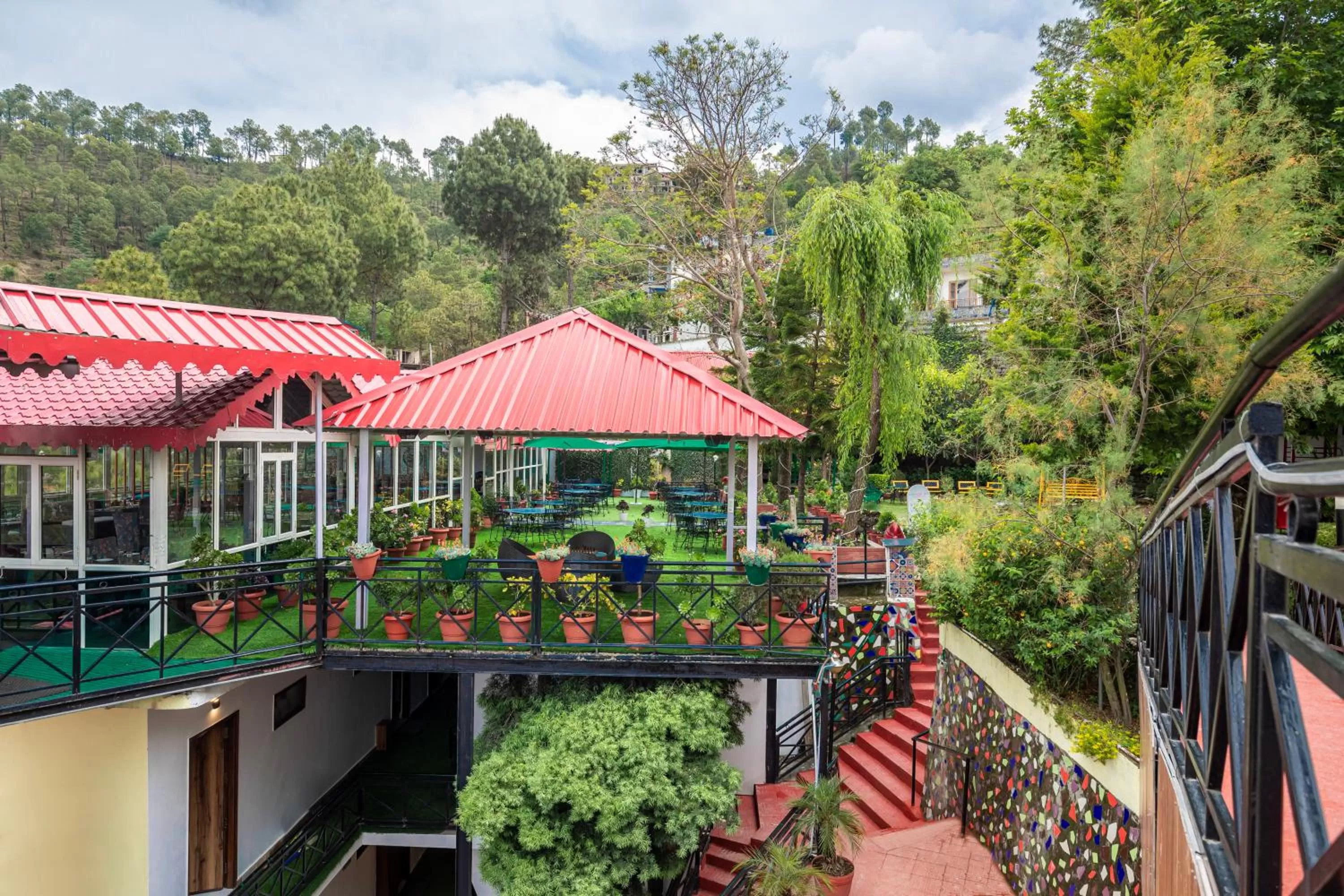 Restaurant/places to eat, Balcony/Terrace in Country Inn Maple Resort Chail