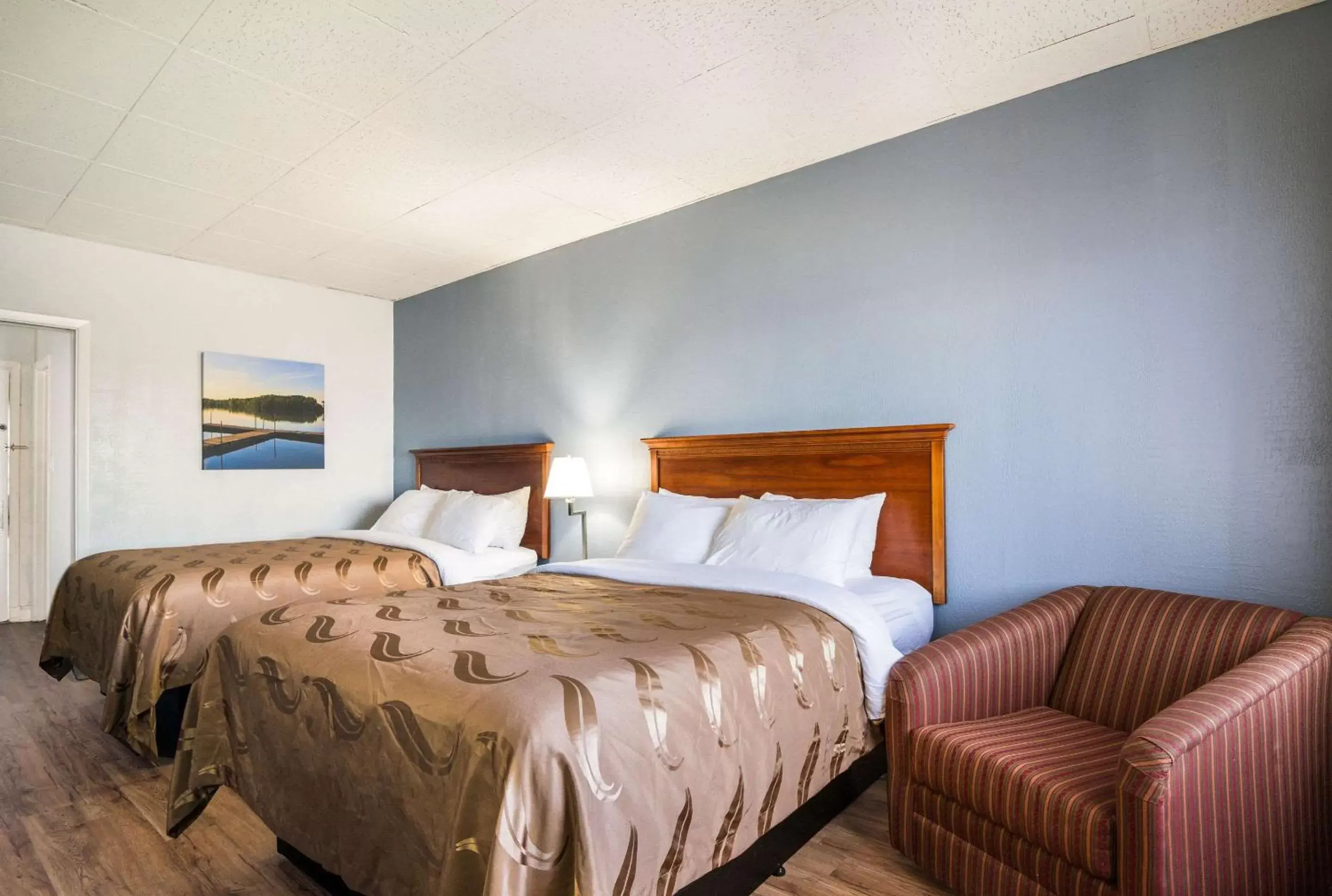 Photo of the whole room, Bed in Quality Inn - On The Lake Clarksville-Boydton