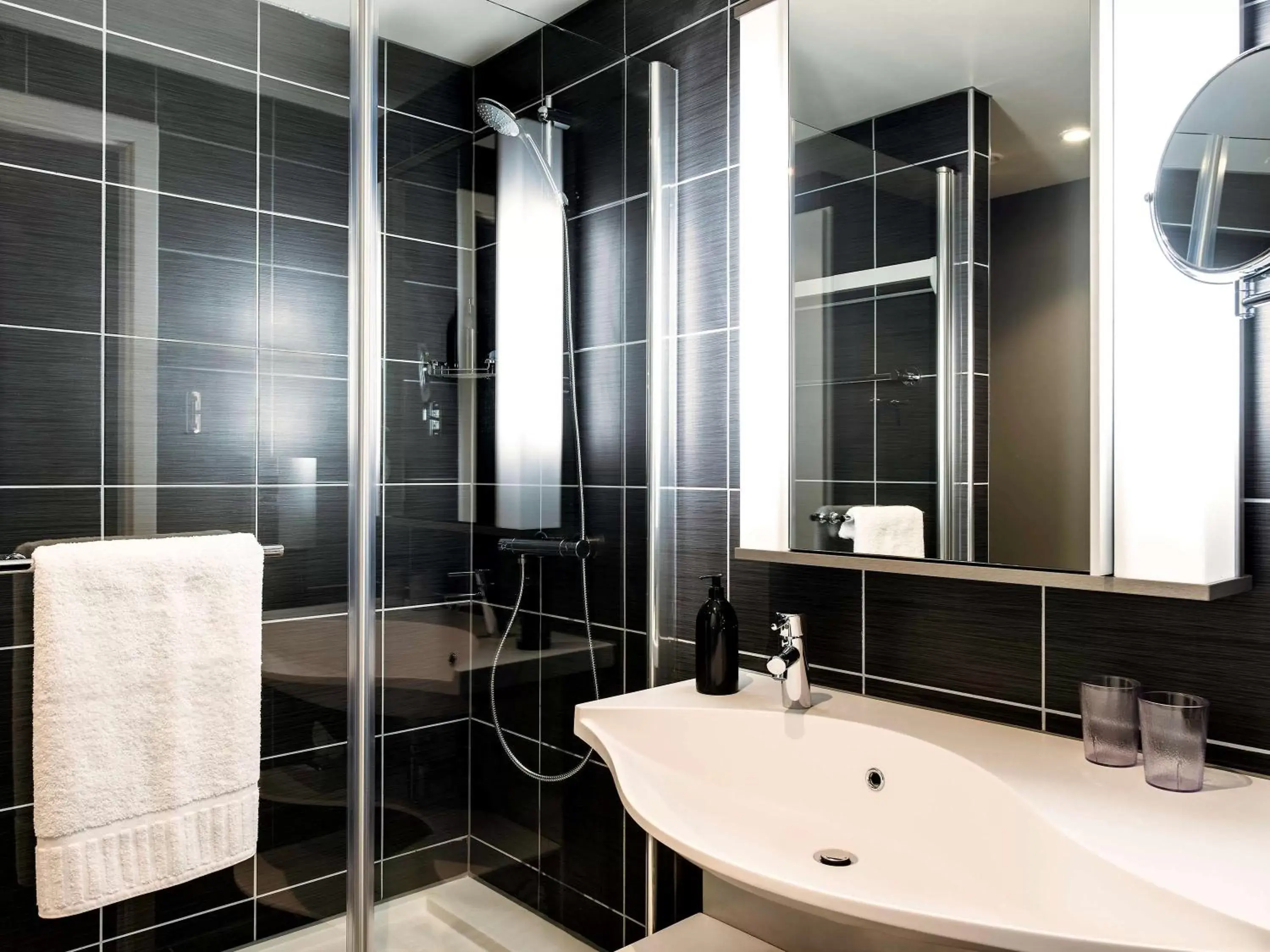 Photo of the whole room, Bathroom in Aparthotel Adagio Liverpool City Centre