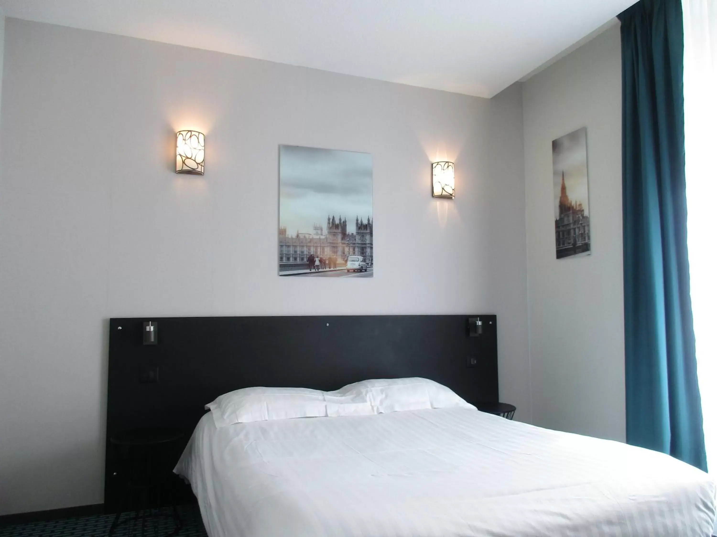 Photo of the whole room, Bed in CIT'HÔTEL LE DAV Clermont-Ferrand Centre Photo of the whole room, Bed in CIT'HÔTEL LE DAV Clermont-Ferrand Centre