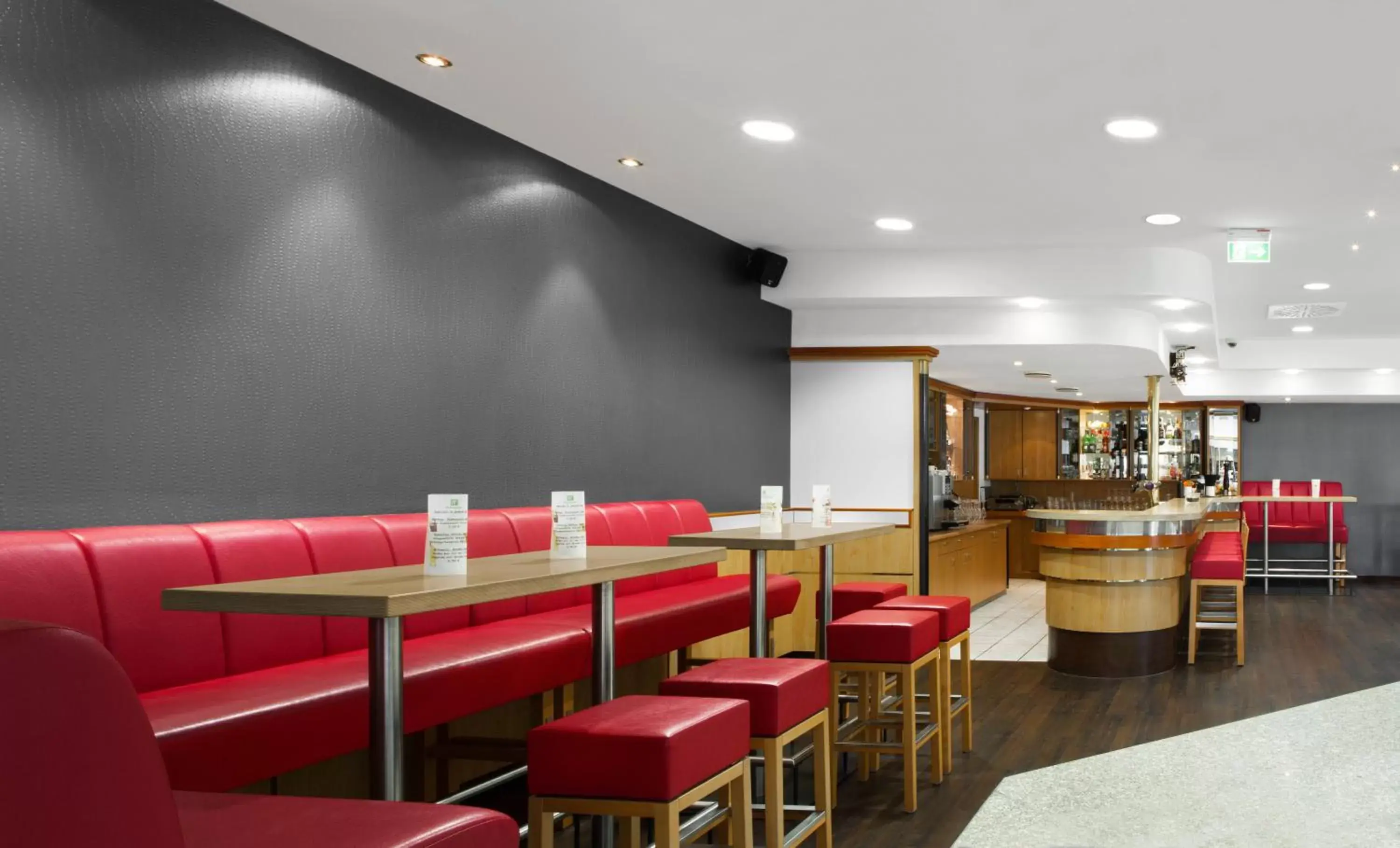 Lounge or bar, Restaurant/Places to Eat in Holiday Inn Frankfurt Airport - Neu-Isenburg, an IHG Hotel