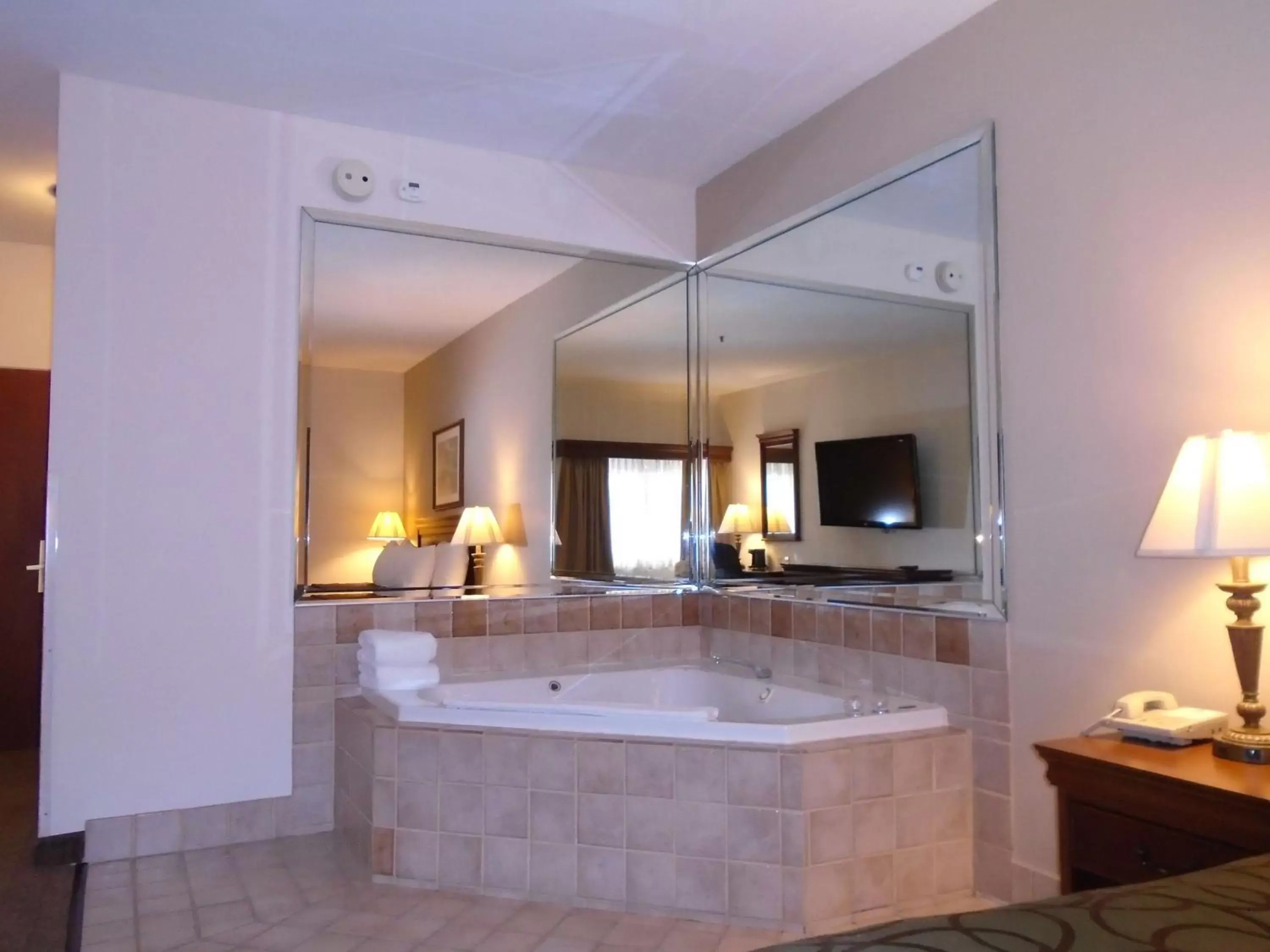 Photo of the whole room, Bathroom in Best Western River Cities