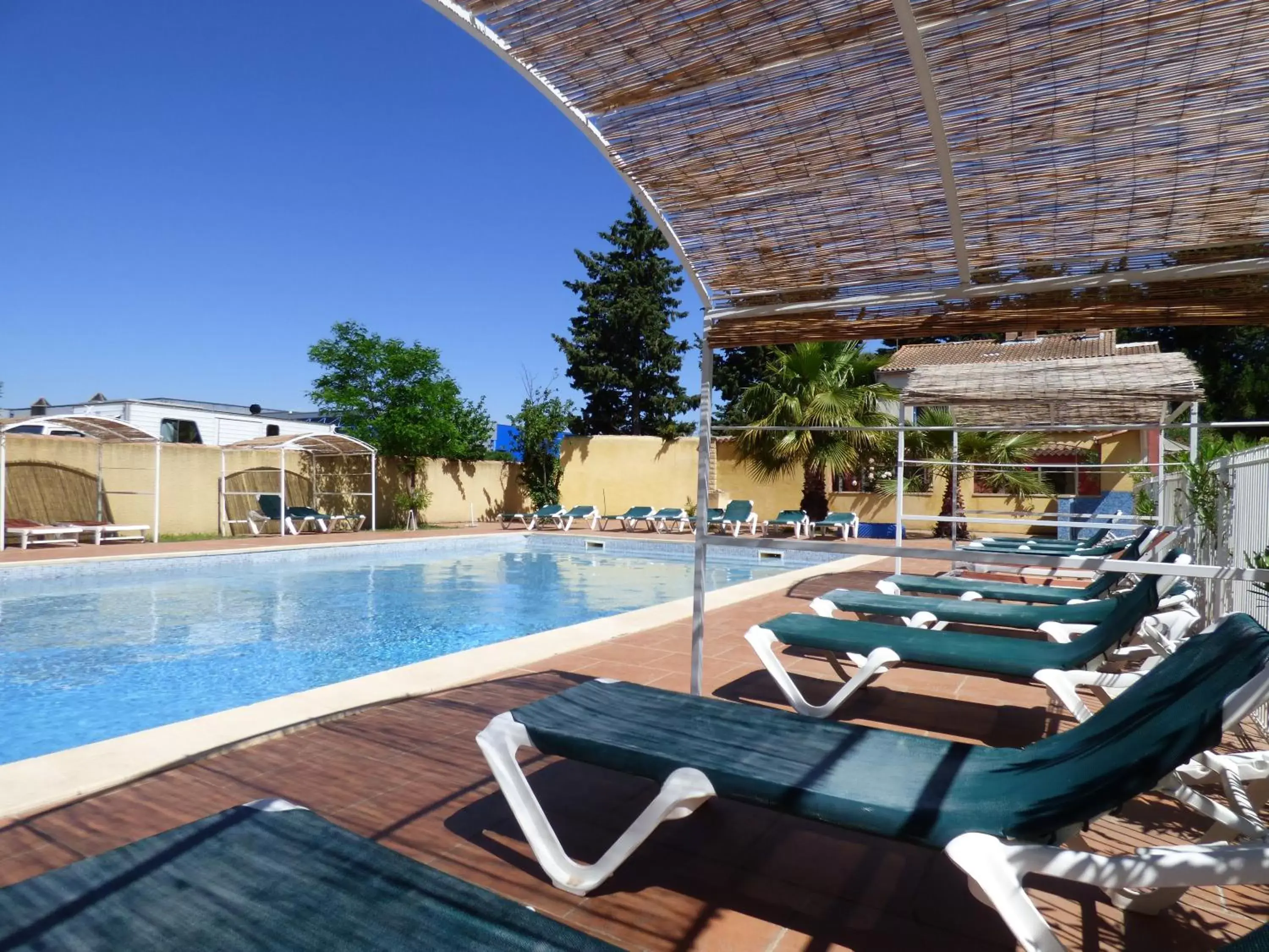 Area and facilities, Swimming Pool in Appart'Hotel Festival Sud Aqua - Avignon TGV