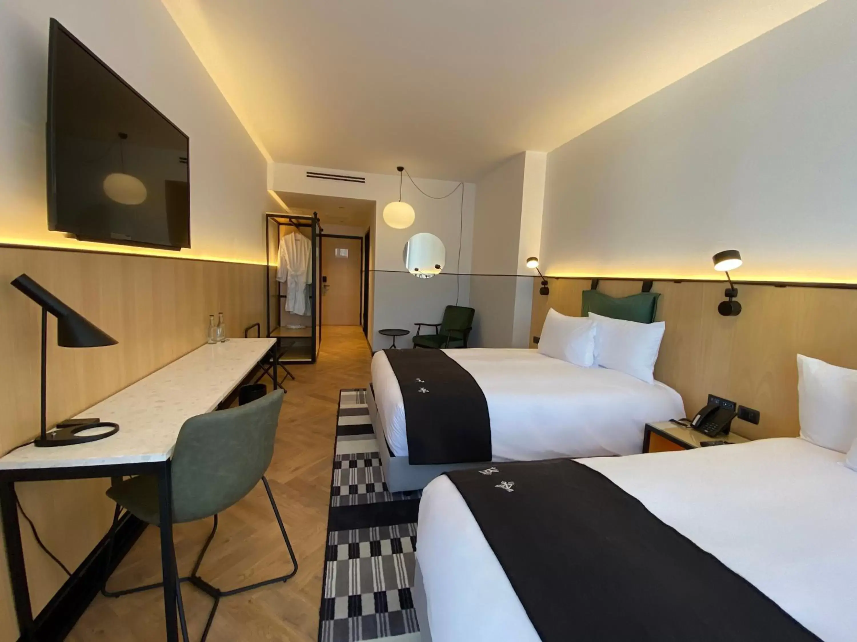 Photo of the whole room, Bed in Met Hotel Photo of the whole room, Bed in Met Hotel