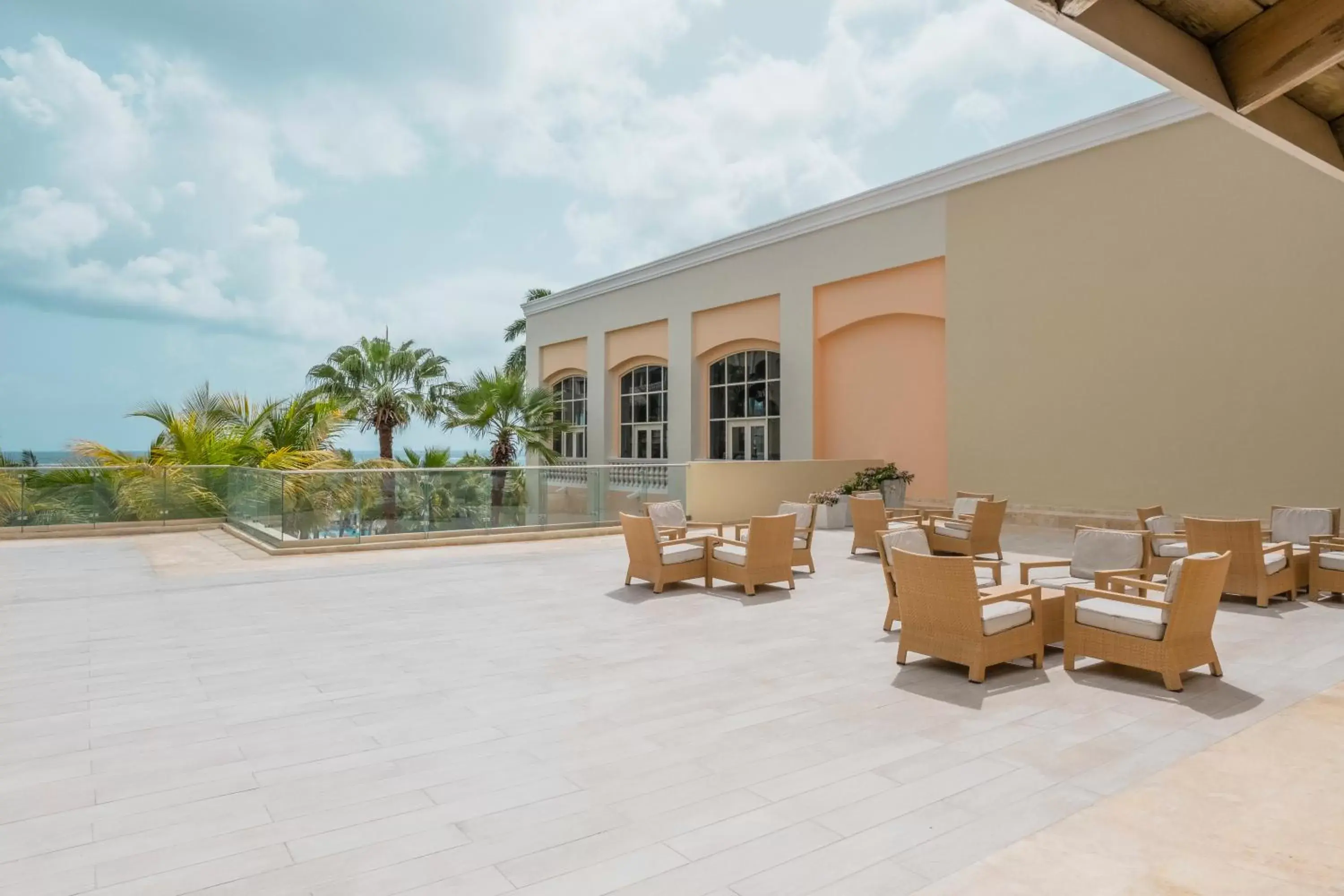 Lounge or bar in Iberostar Rose Hall Beach