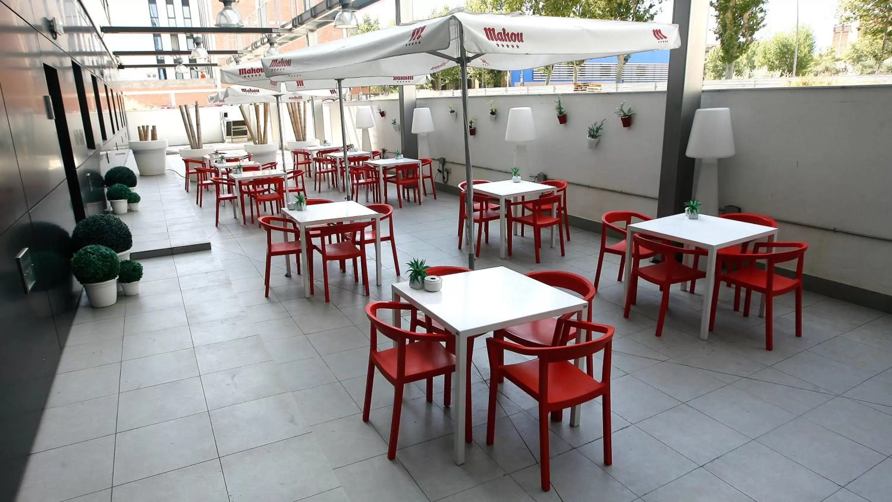 Patio, Restaurant/Places to Eat in Travelodge Barcelona Poblenou
