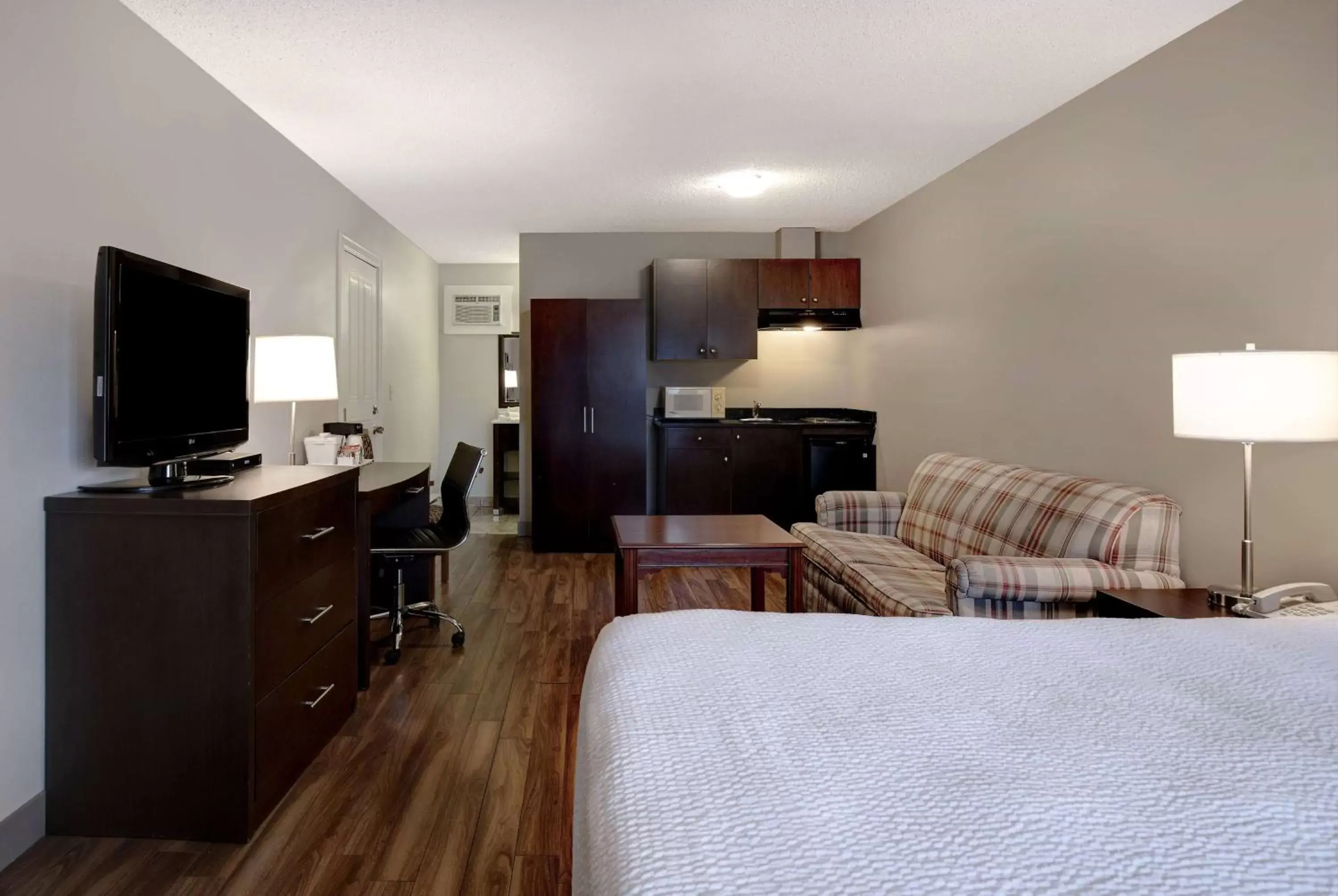 Bed, TV/Entertainment Center in Days Inn by Wyndham Vernon