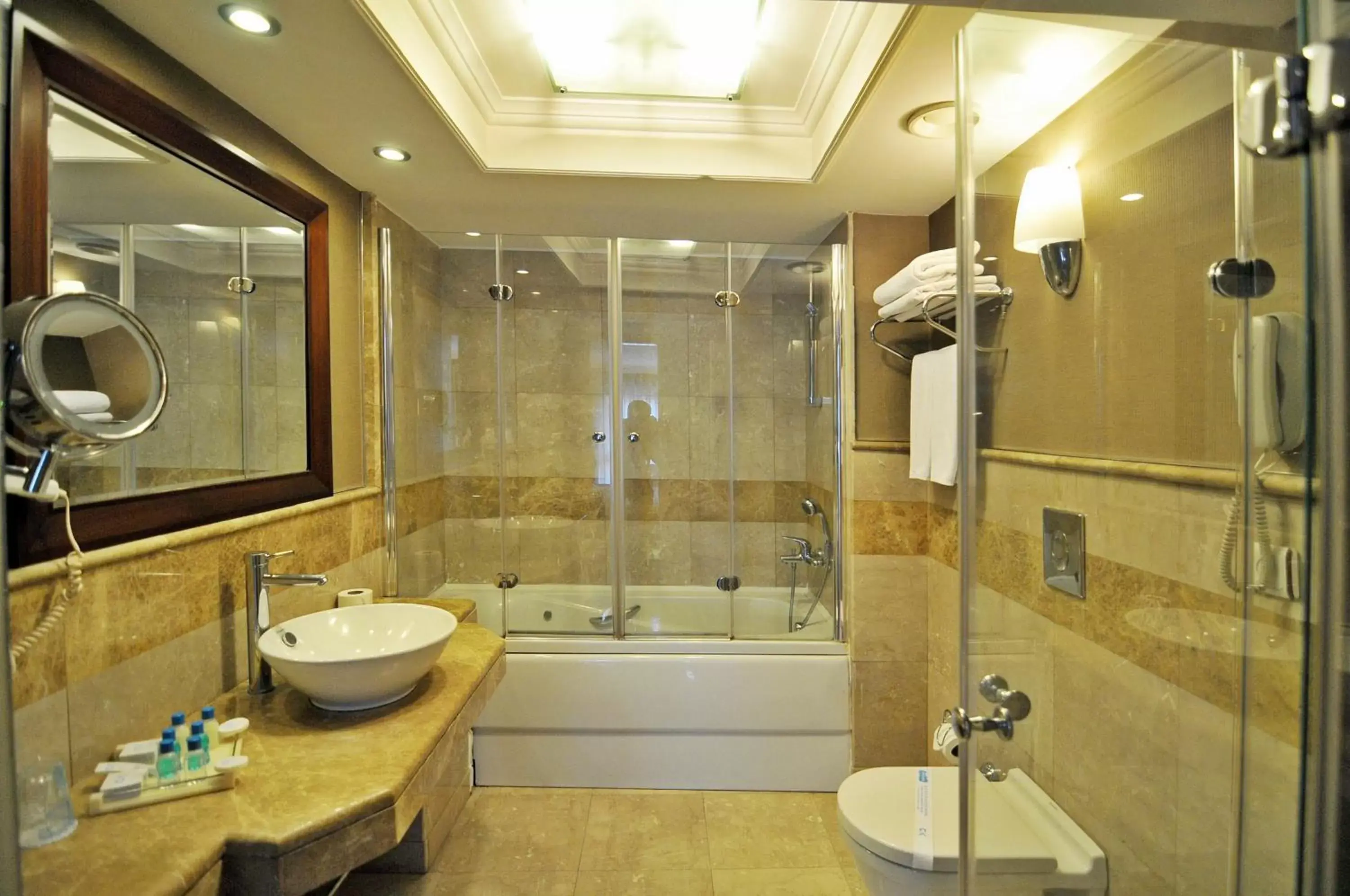 Bathroom in CK Farabi Hotel