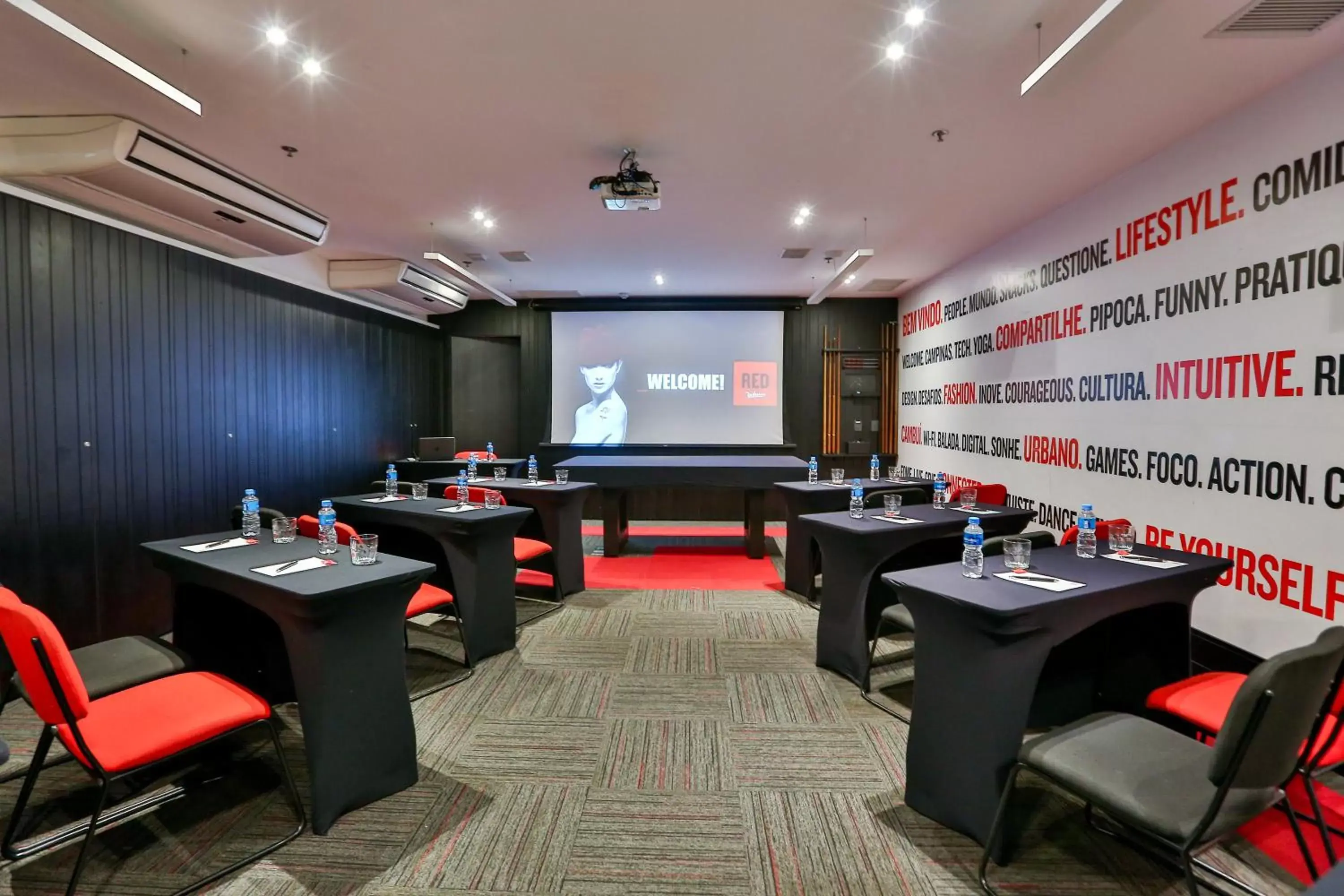 Meeting/conference room in Radisson RED Campinas