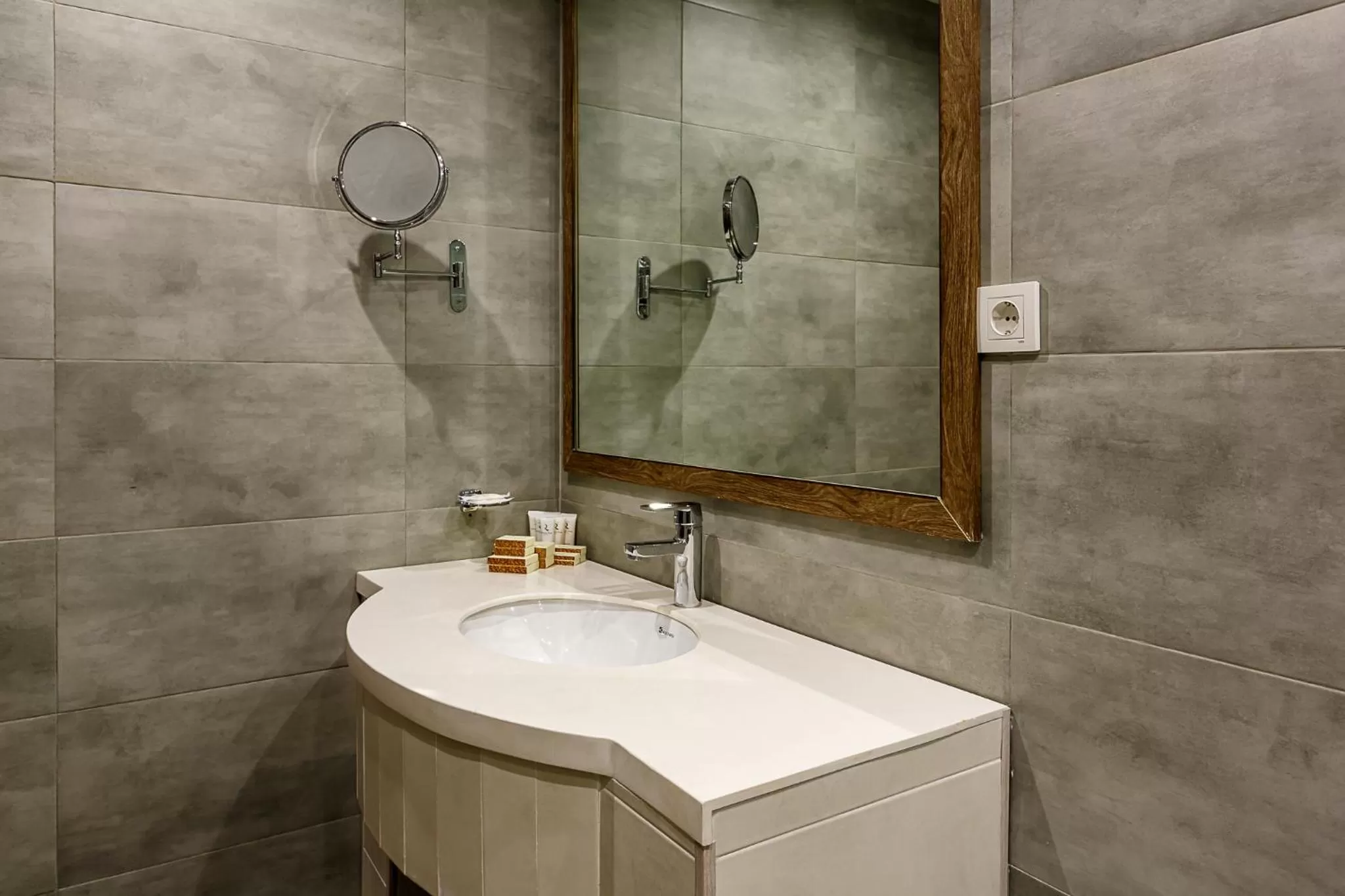 Shower in Renion Hills Hotel