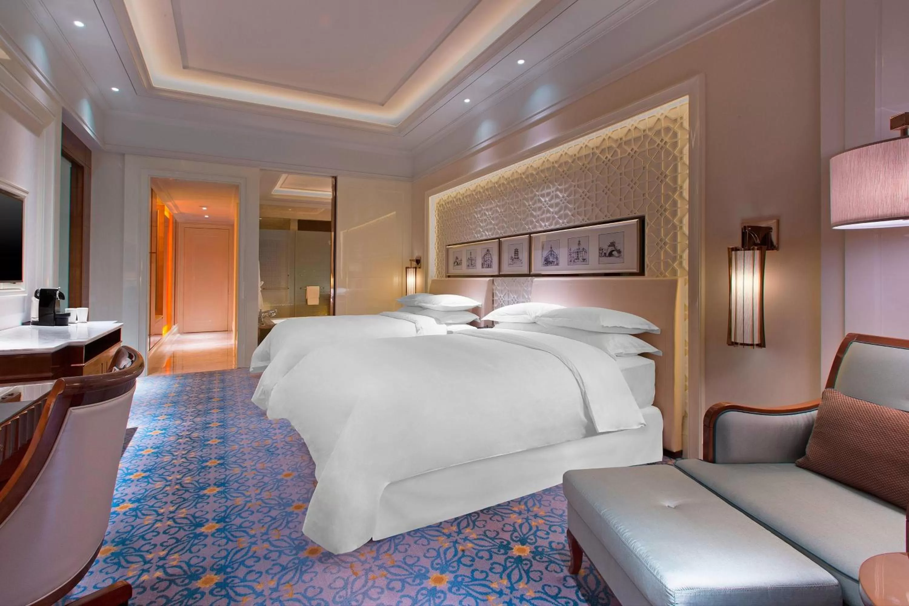 Photo of the whole room, Bed in Sheraton Grand Wuhan Hankou Hotel