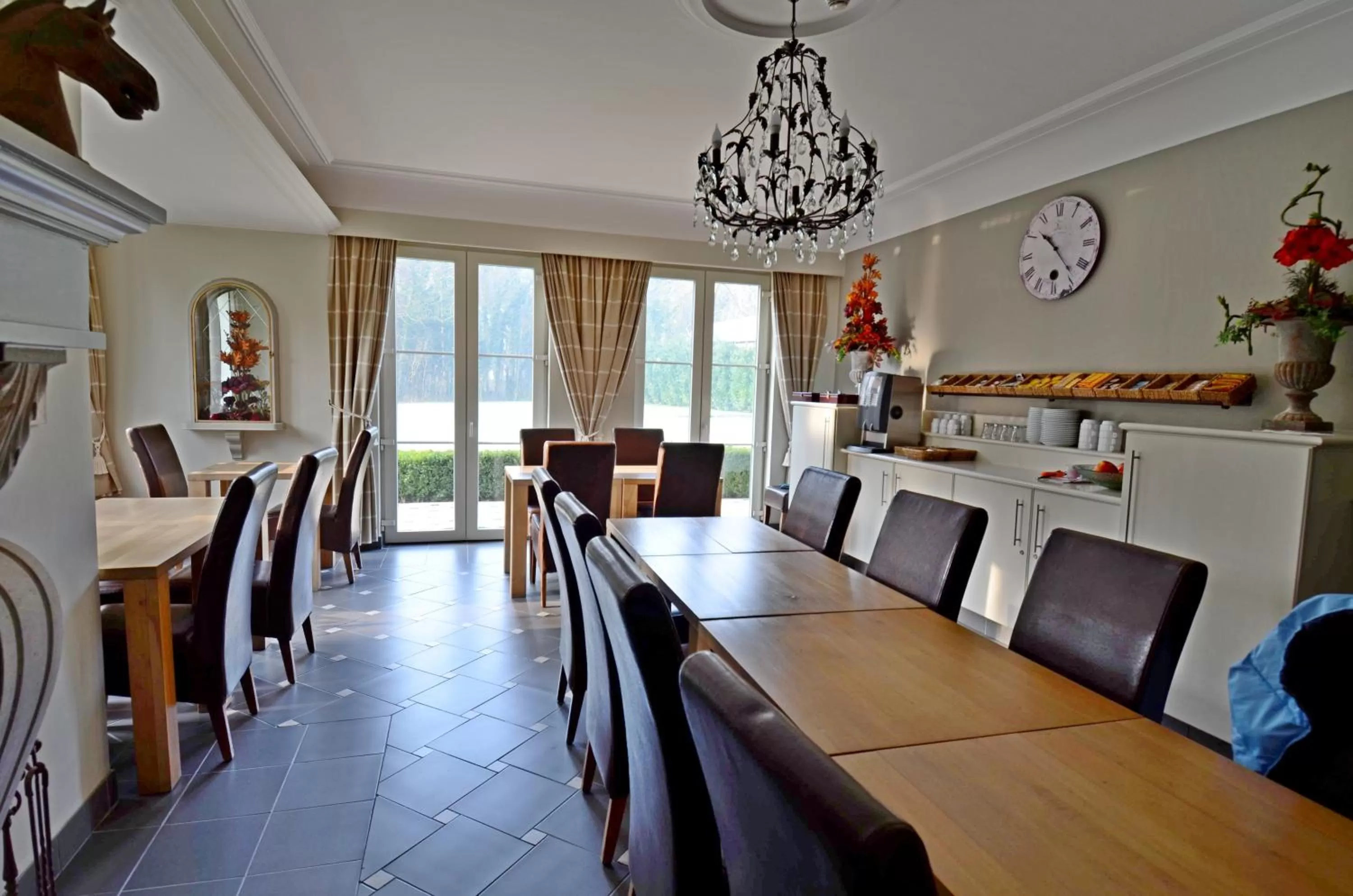 Restaurant/places to eat in Hotel Malcot