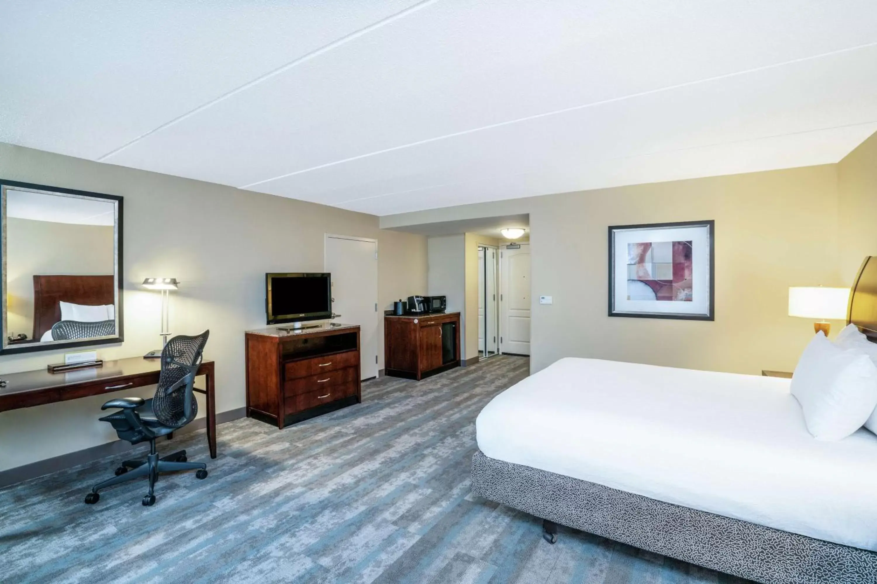 Bedroom, TV/Entertainment Center in Hilton Garden Inn Richmond Airport