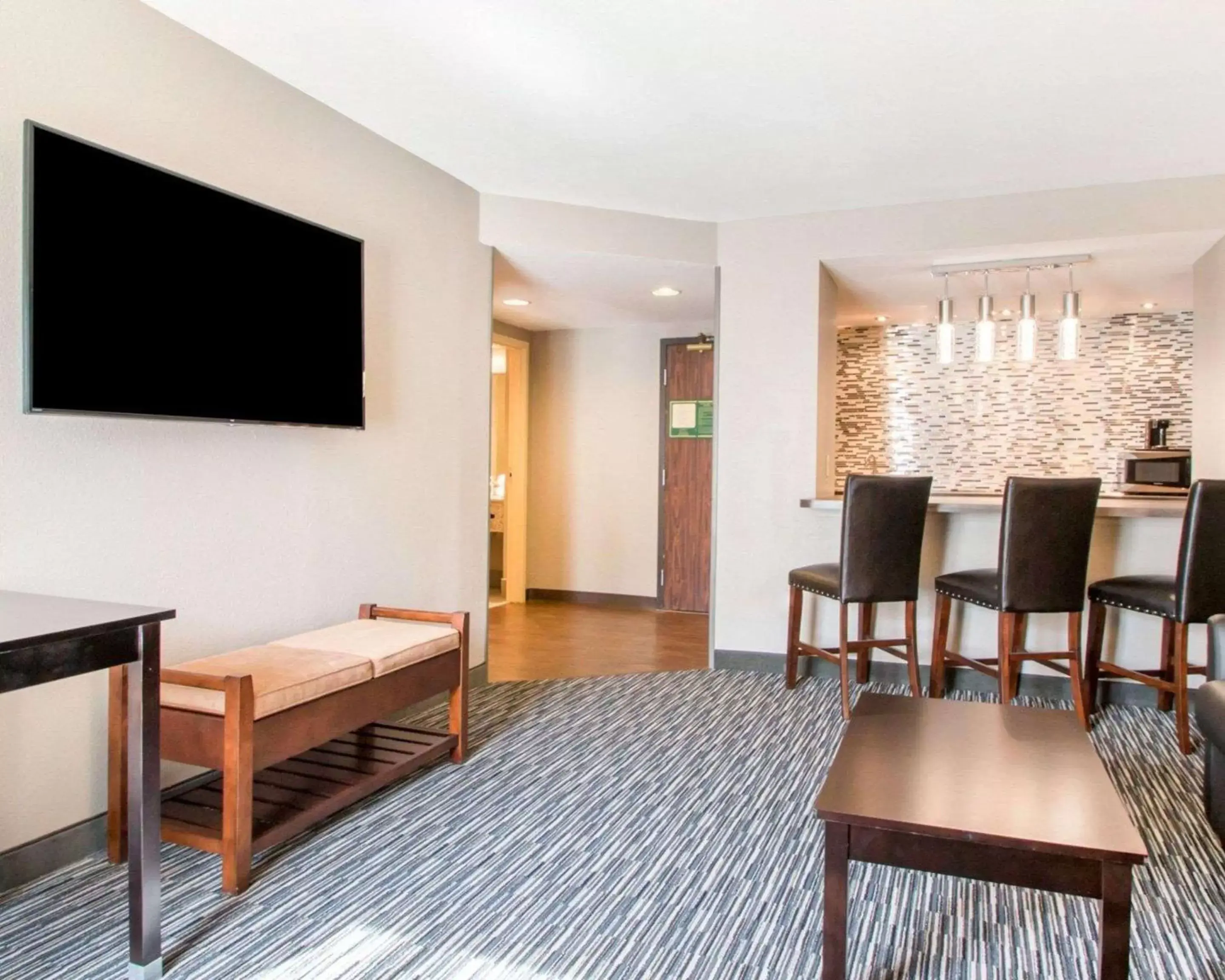 Photo of the whole room, TV/Entertainment Center in Greenstay Inn & Suites Court View