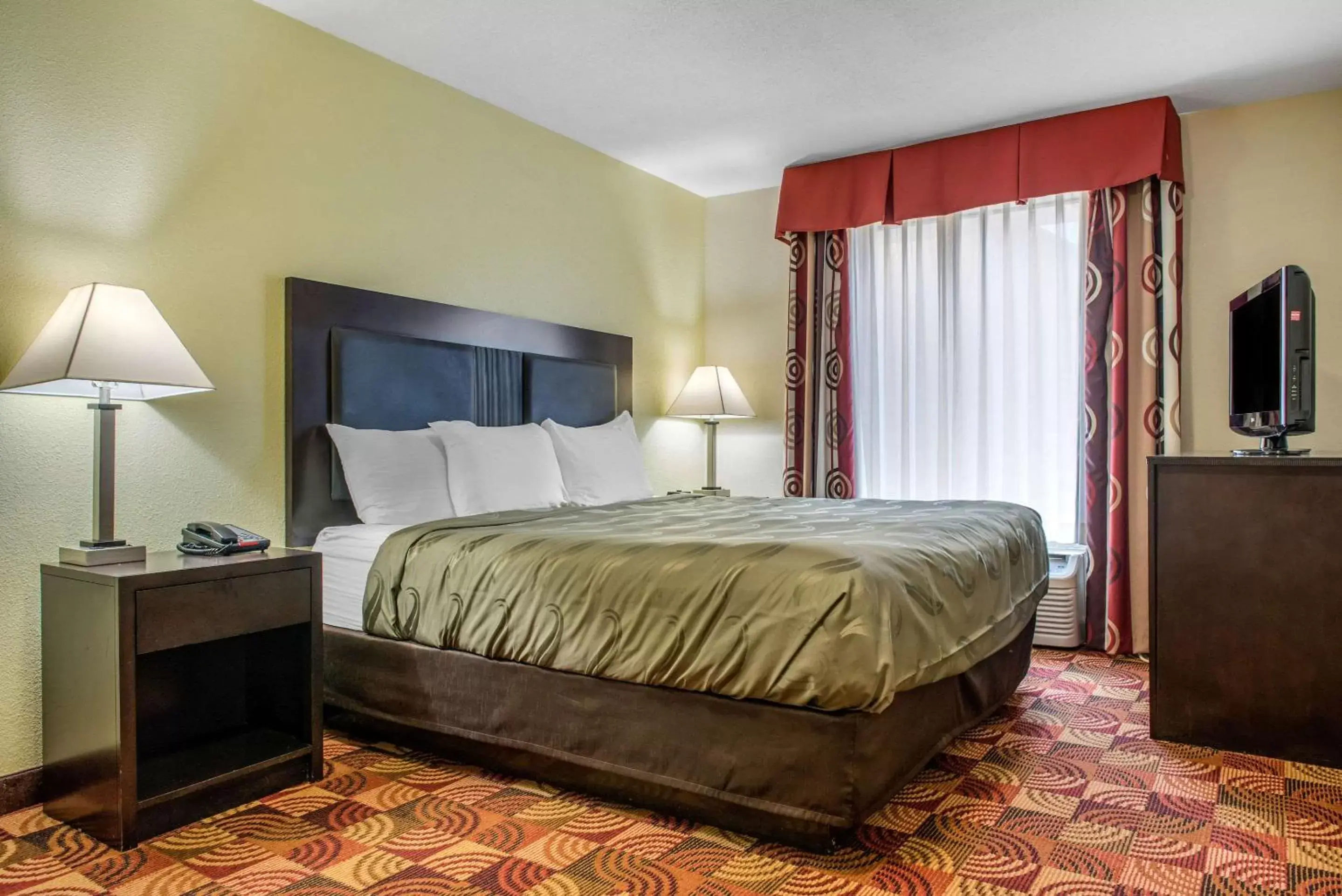 Photo of the whole room, Bed in Quality Inn Bloomington