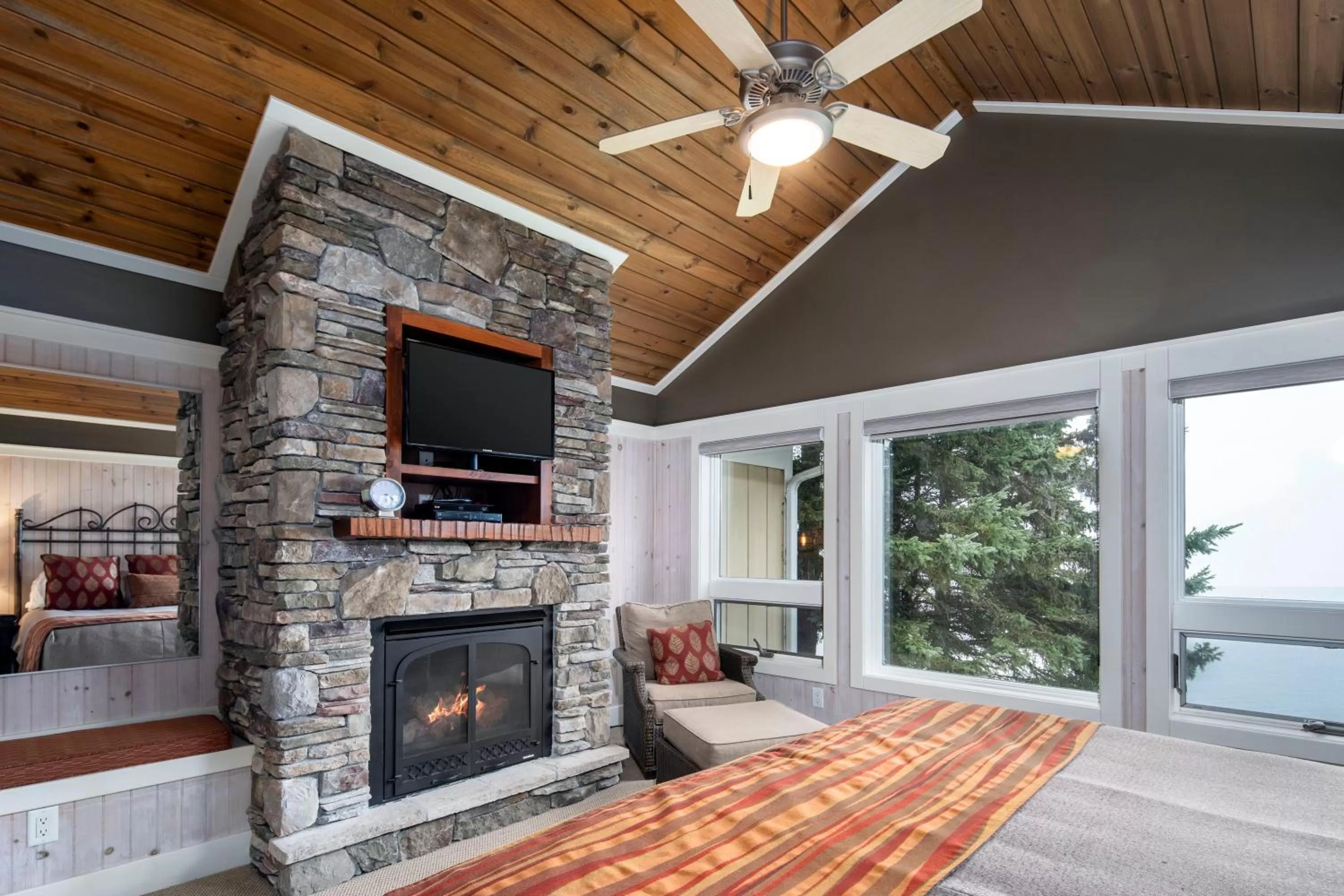 Bed, TV/Entertainment Center in Larsmont Cottages
