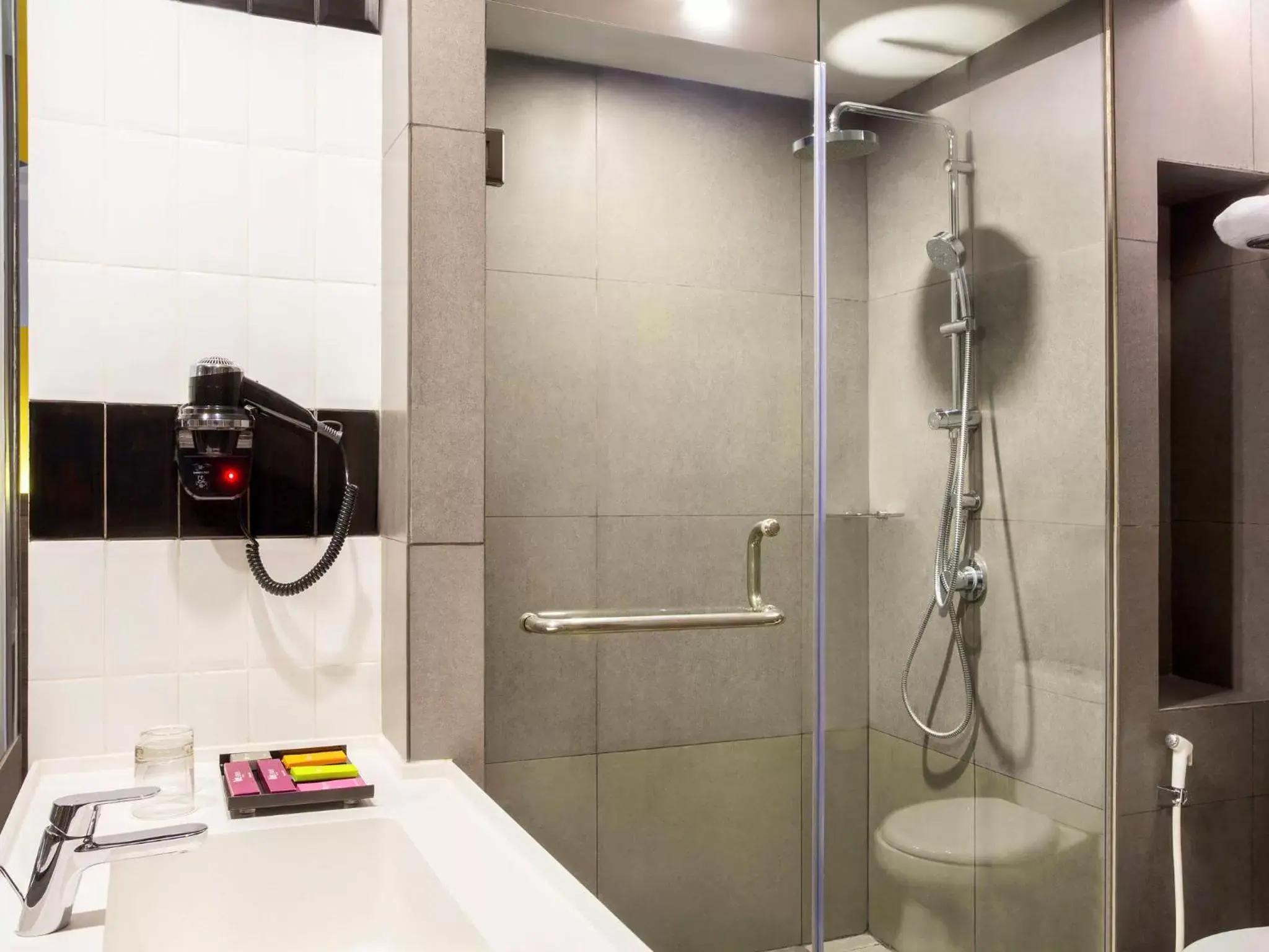 Bathroom in ibis Styles Bekasi Jatibening