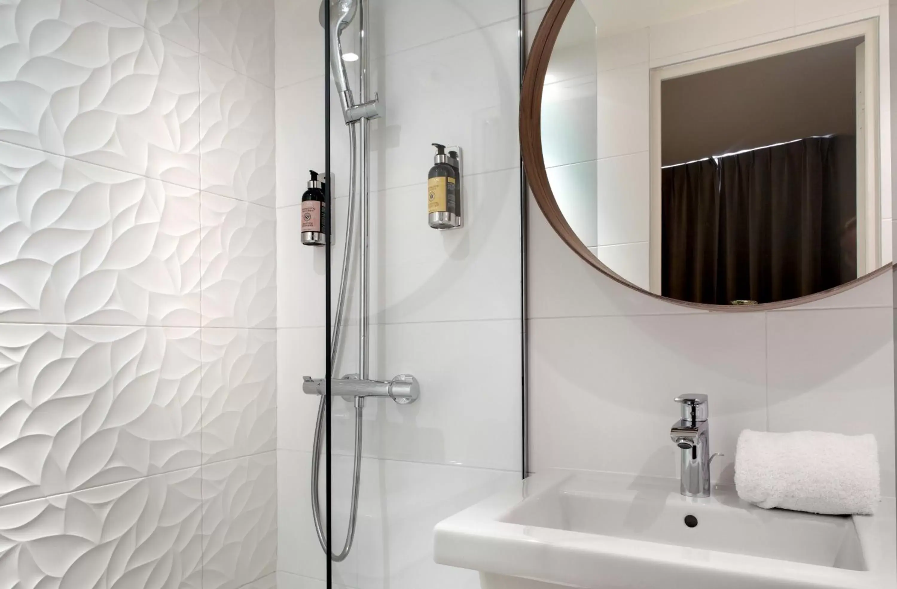Shower, Bathroom in Chouette Hotel