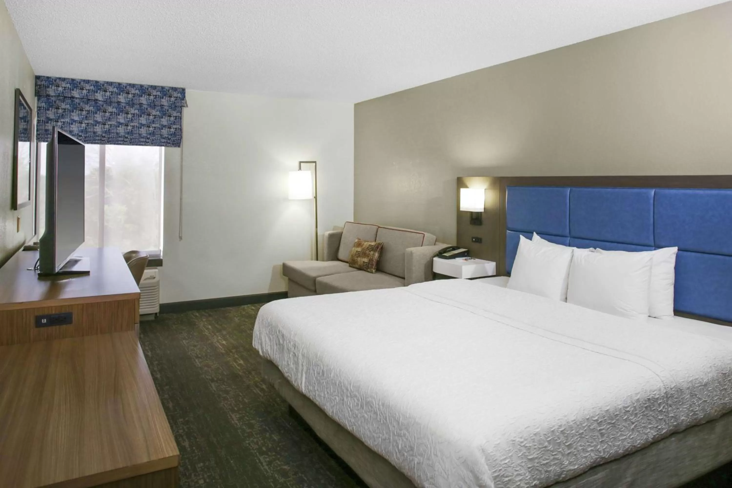 Bedroom, Bed in Hampton Inn Chicago Elgin/I-90