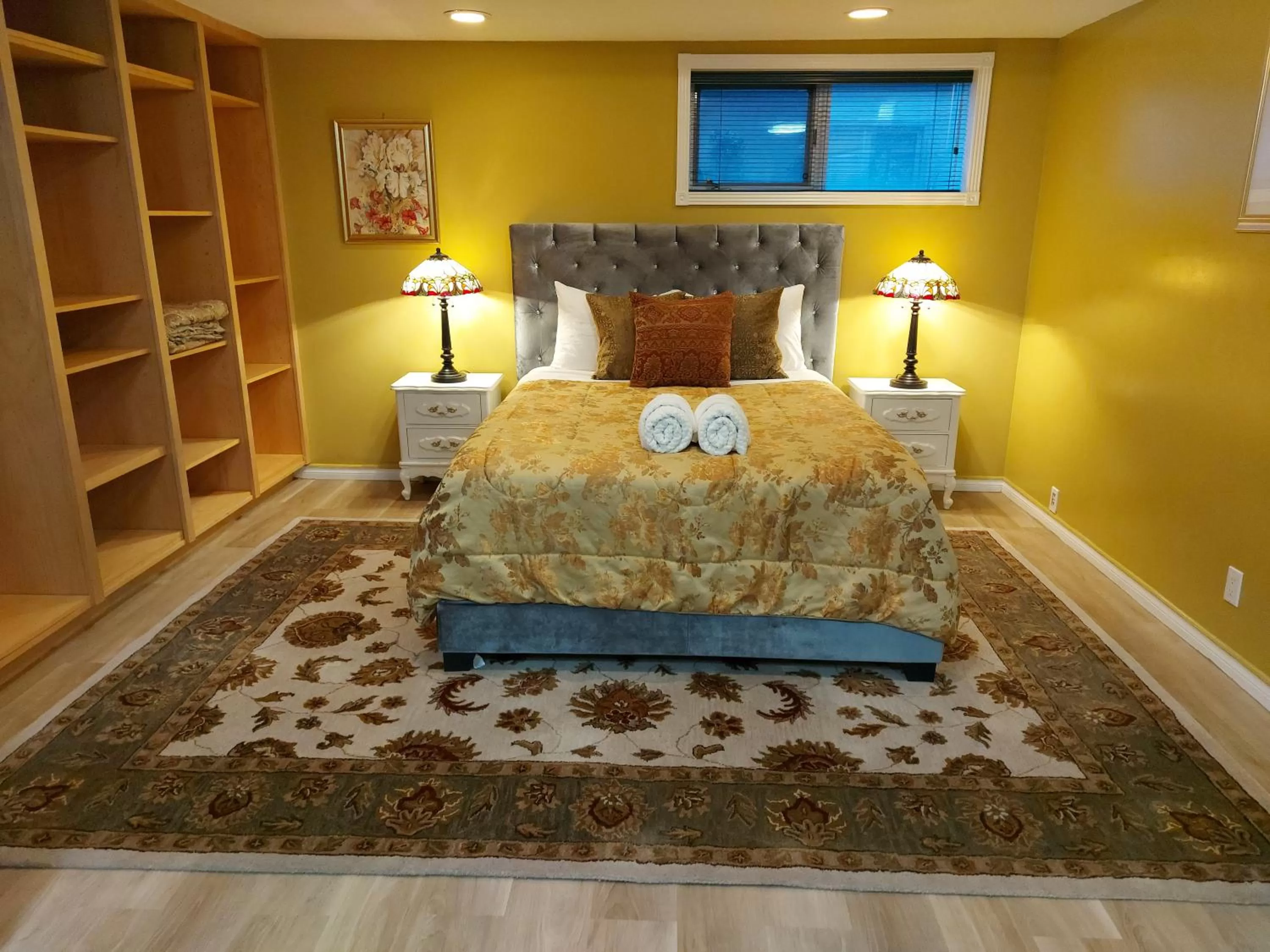 Bedroom, Bed in Summer Express Kelowna B&B - Villa Bellissimo Fran-Talia