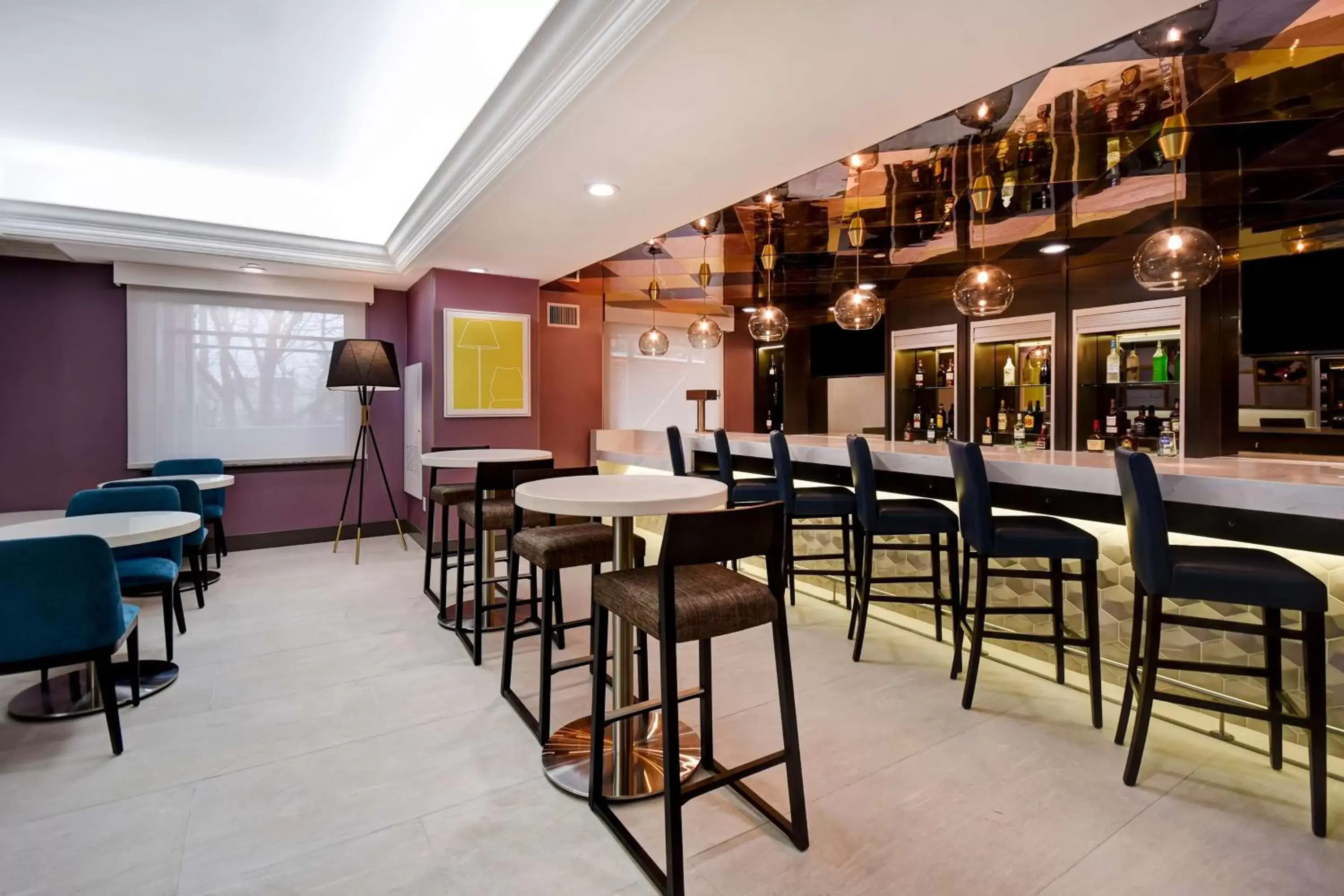 Lobby or reception, Lounge/Bar in Hampton Inn NY-JFK