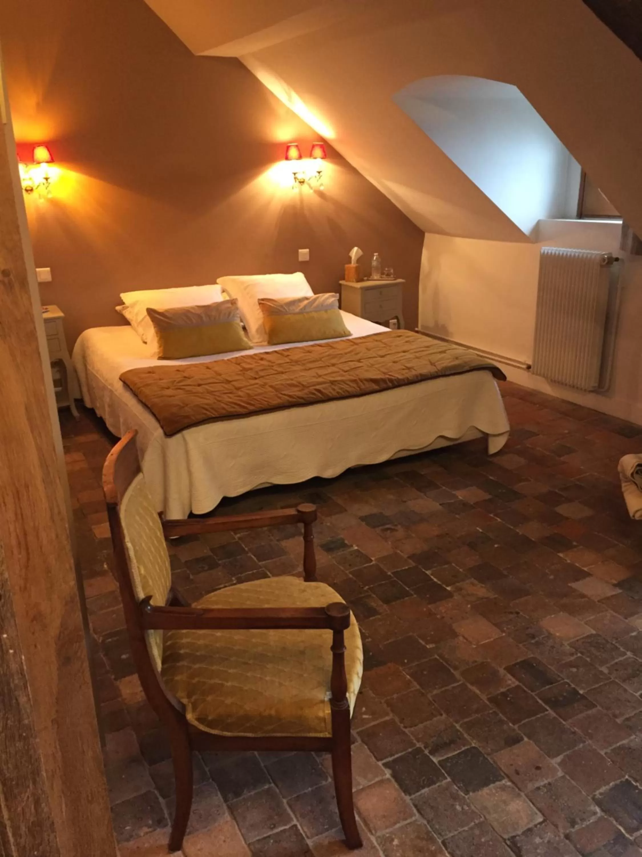 Bed in Au 16 Place Saint Louis