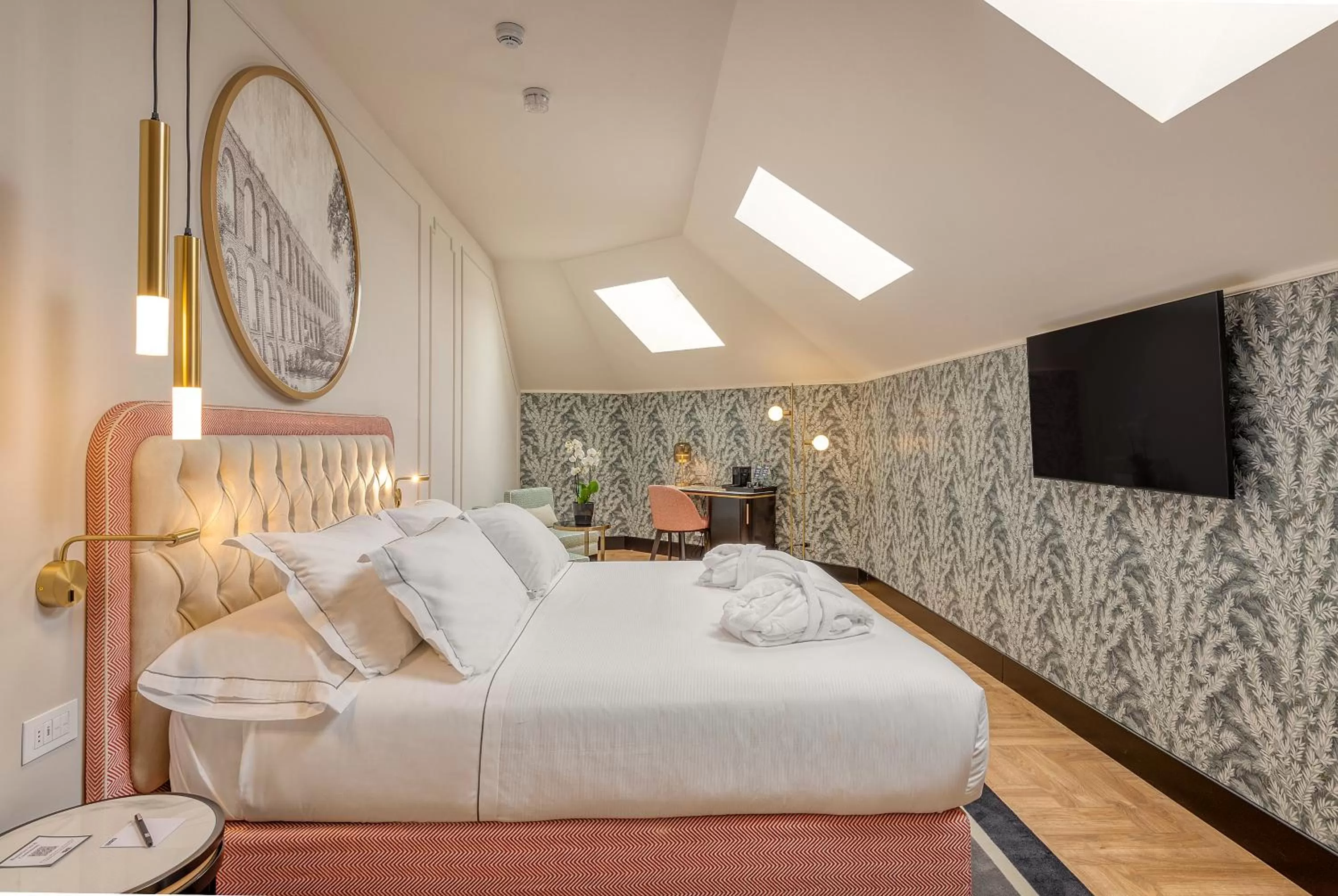 Photo of the whole room, Bed in H10 Palazzo Galla