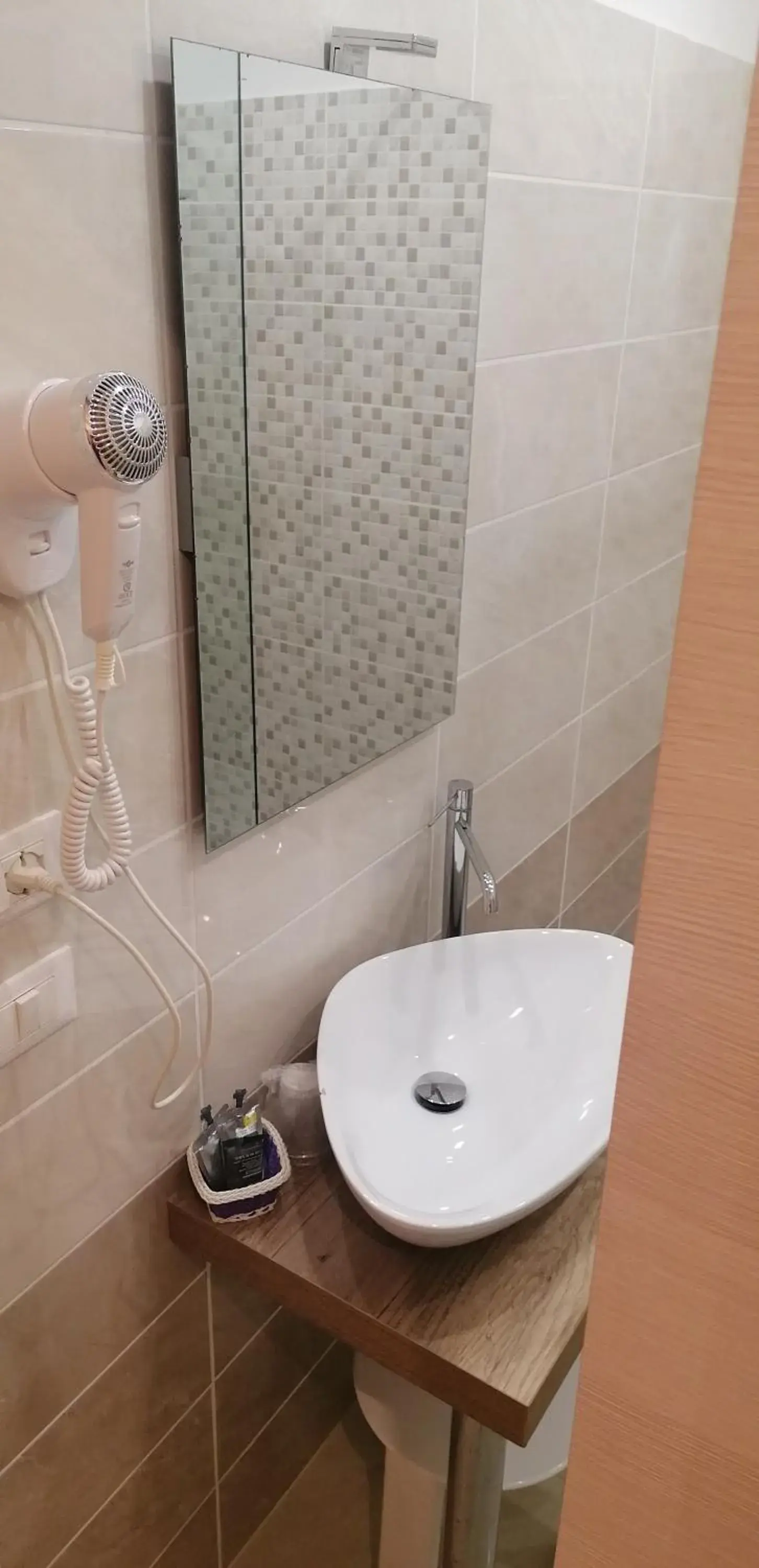 Shower, Bathroom in Hotel Boccascena