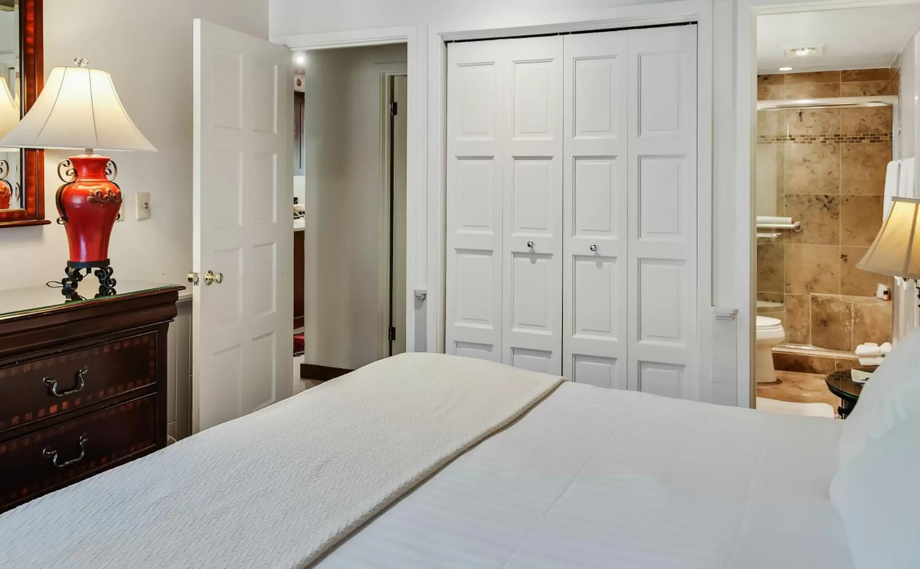 Bathroom, Bed in Aspen Square Condominium Hotel