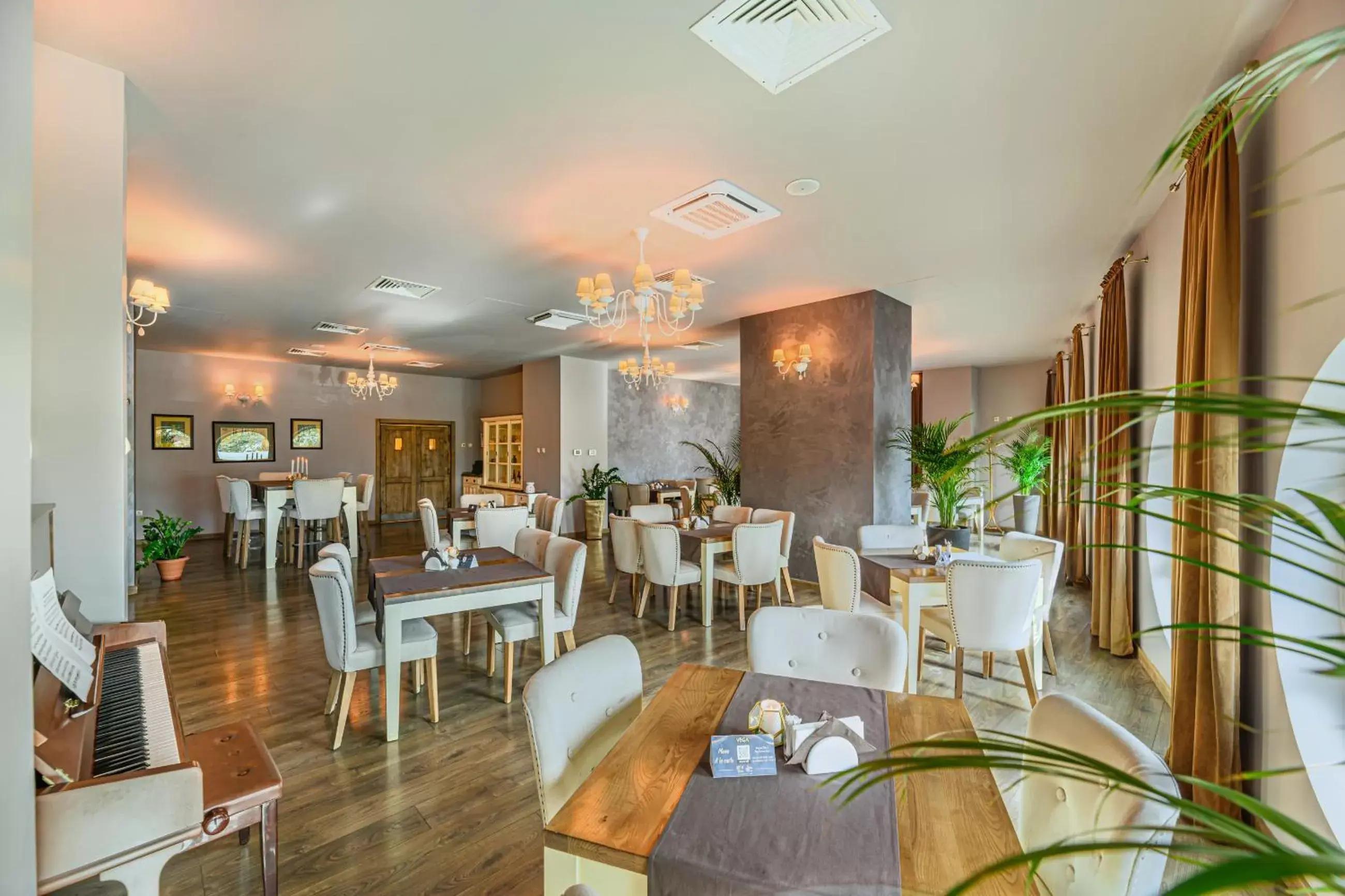 Restaurant/Places to Eat in Faleza Hotel by Vega